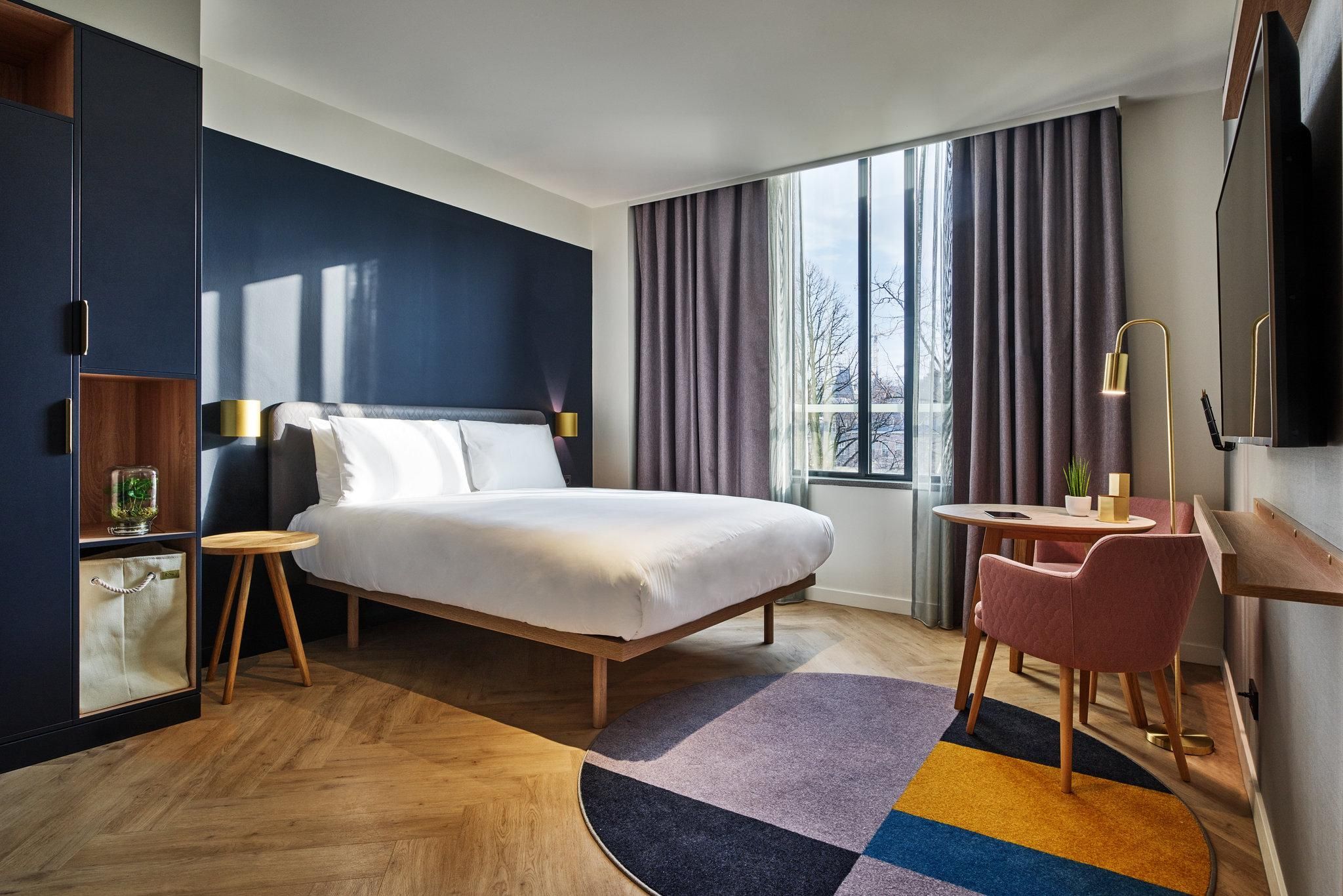 1 Queen Bed Studio Suite Parliament View