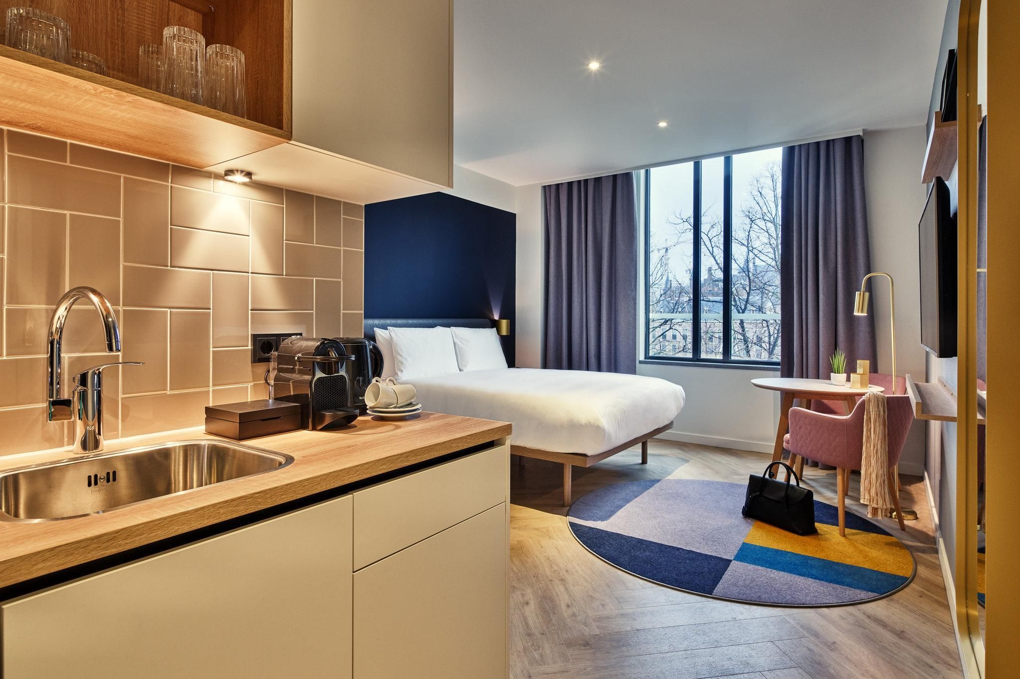 1 Queen Bed Studio Suite Parliament View