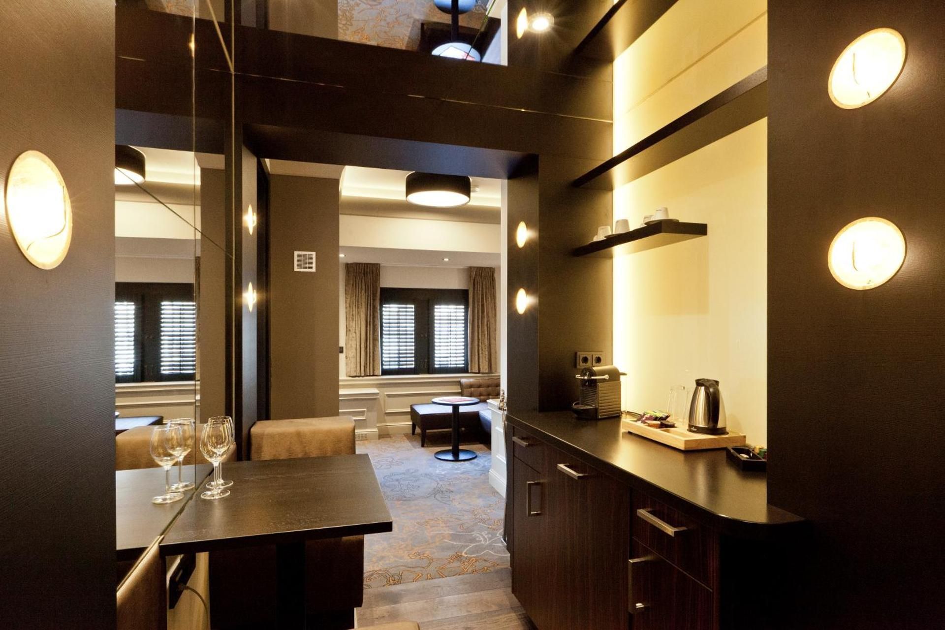 Small Deluxe Suite With Ensuite Bathroom