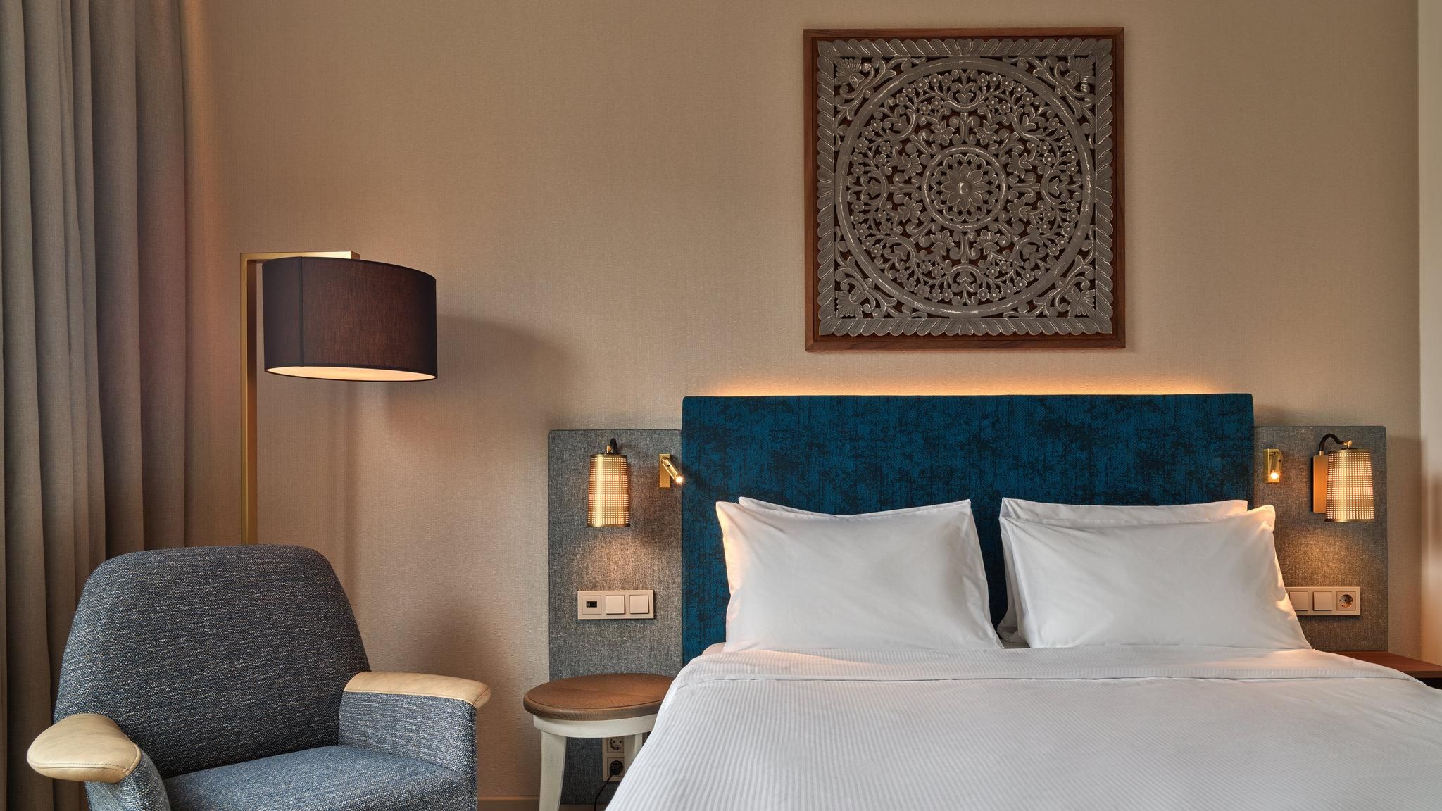 1 Queen Premium City View Balcony