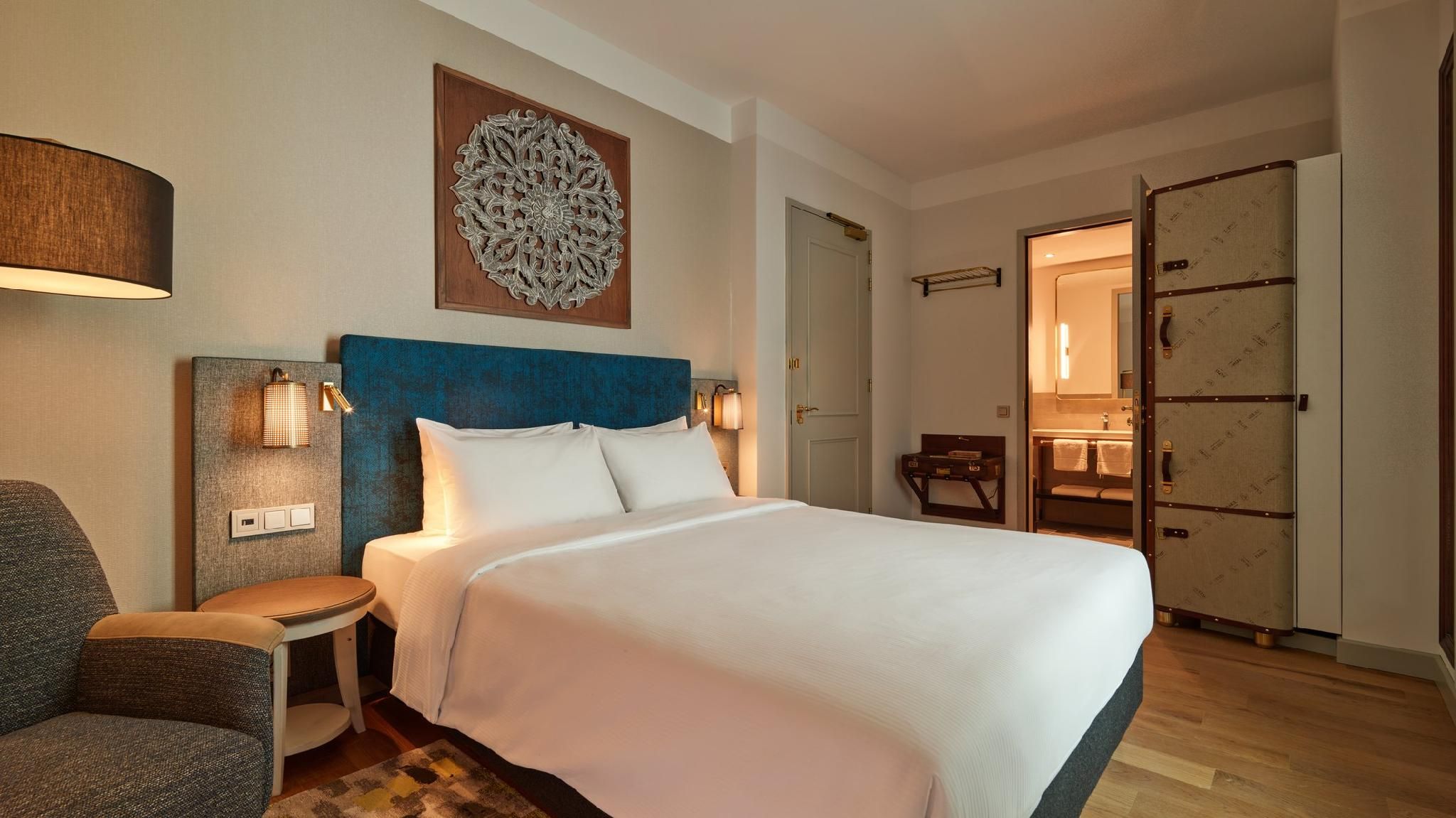 1 Queen Standard Atrium View