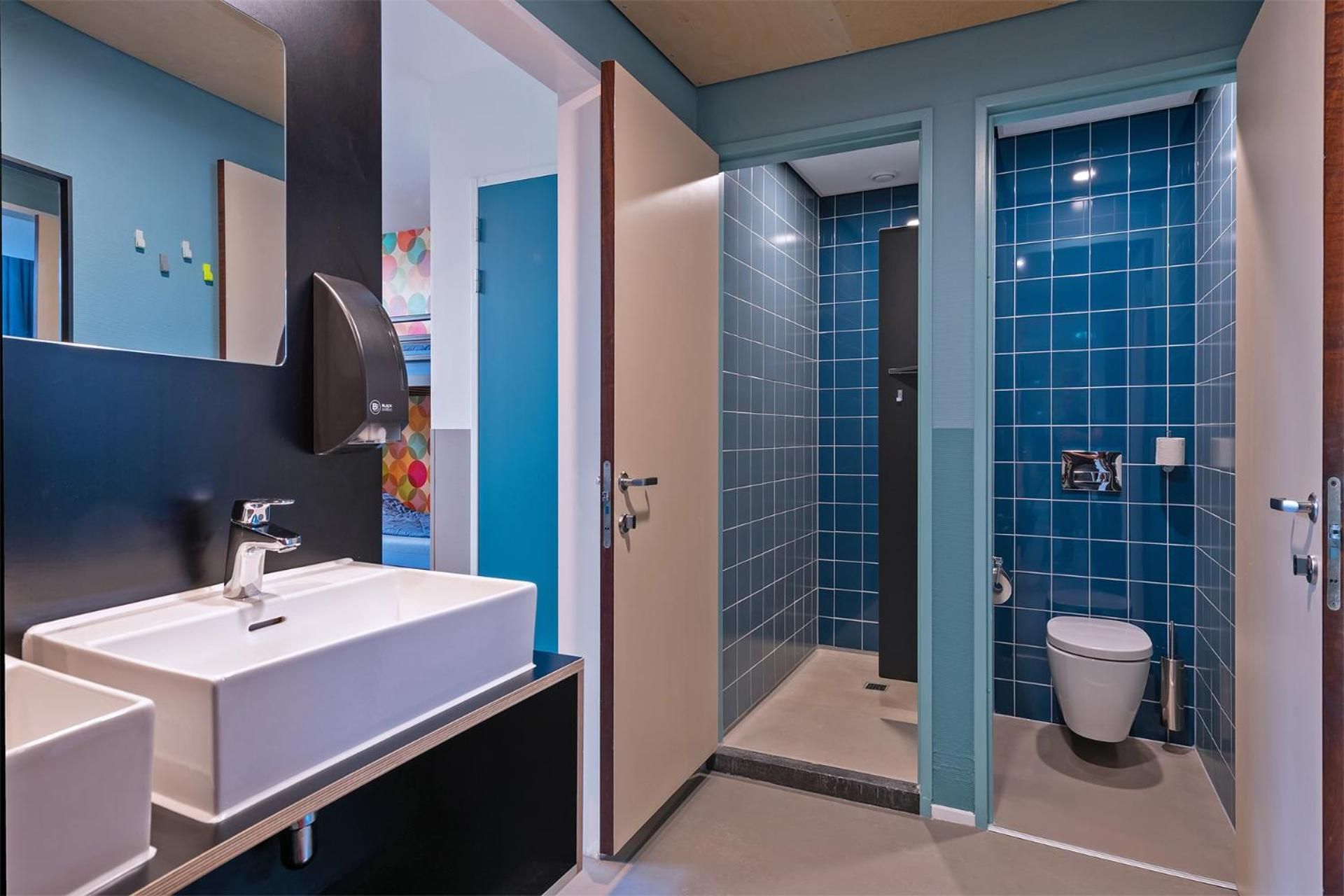 Bed in 9-Bed Mixed Room with Shower