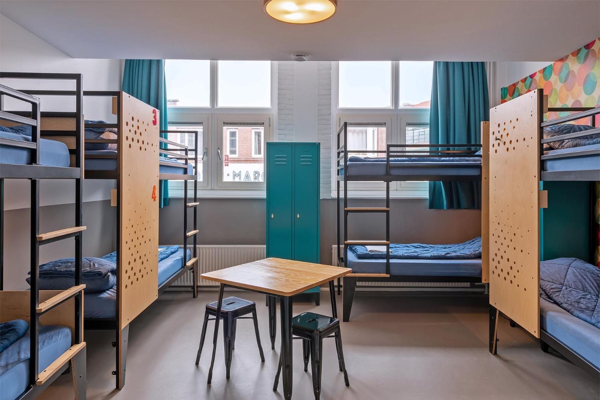 Bed in 9-Bed Mixed Room with Shower