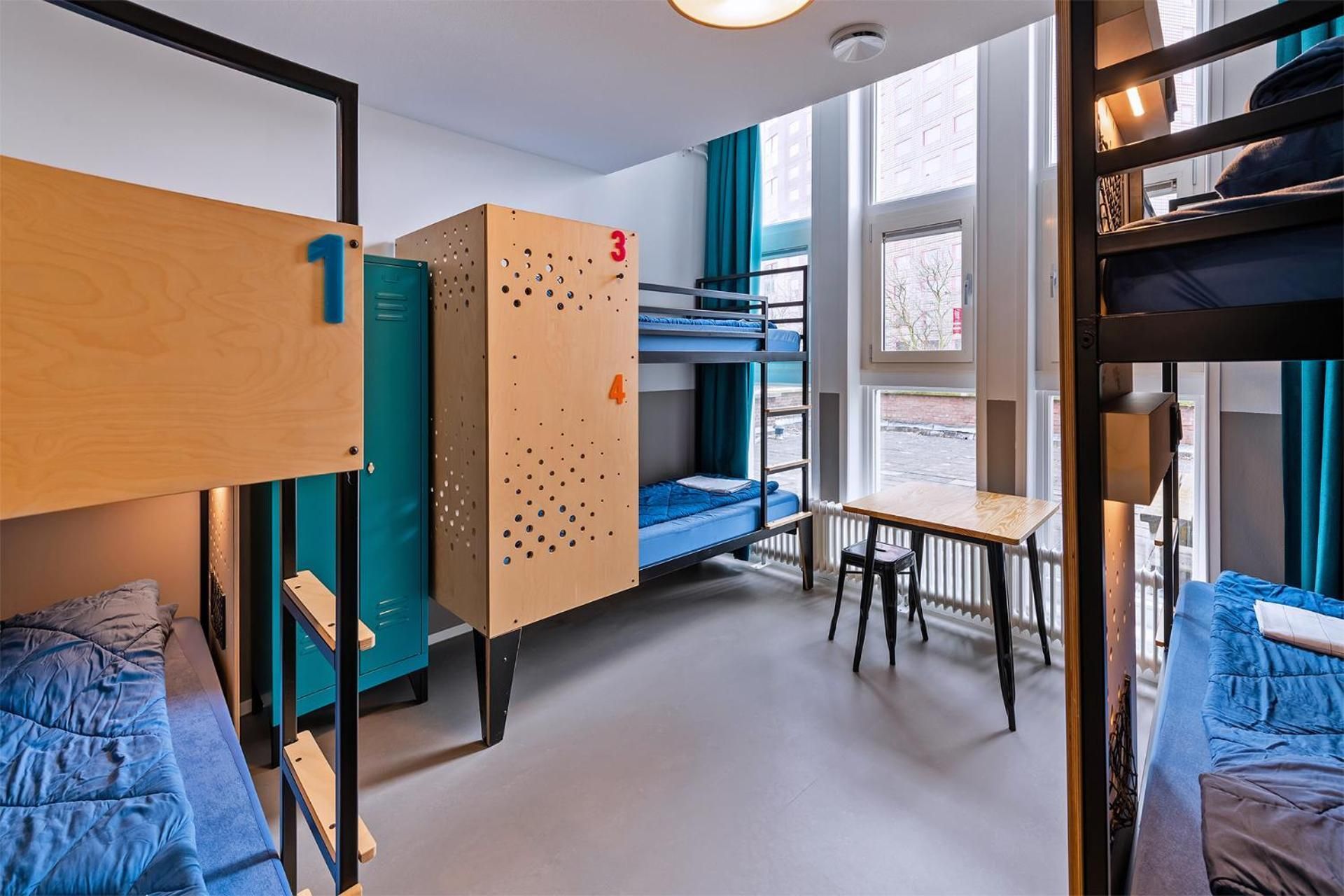 Bed in 6-8-Bed Mixed Room with Shower