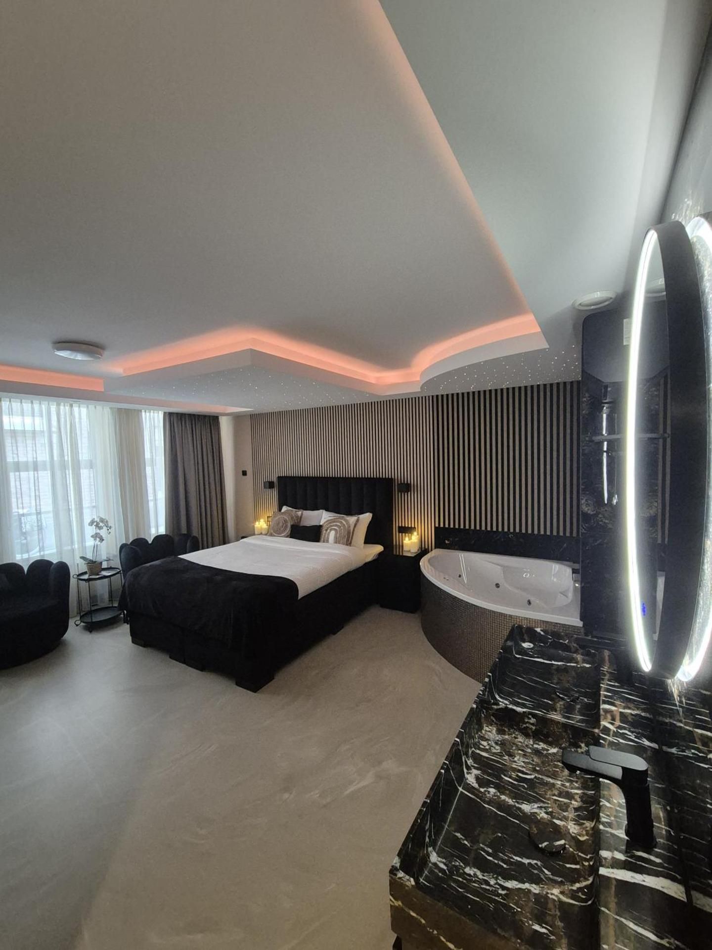Deluxe Suite with Spa Bath