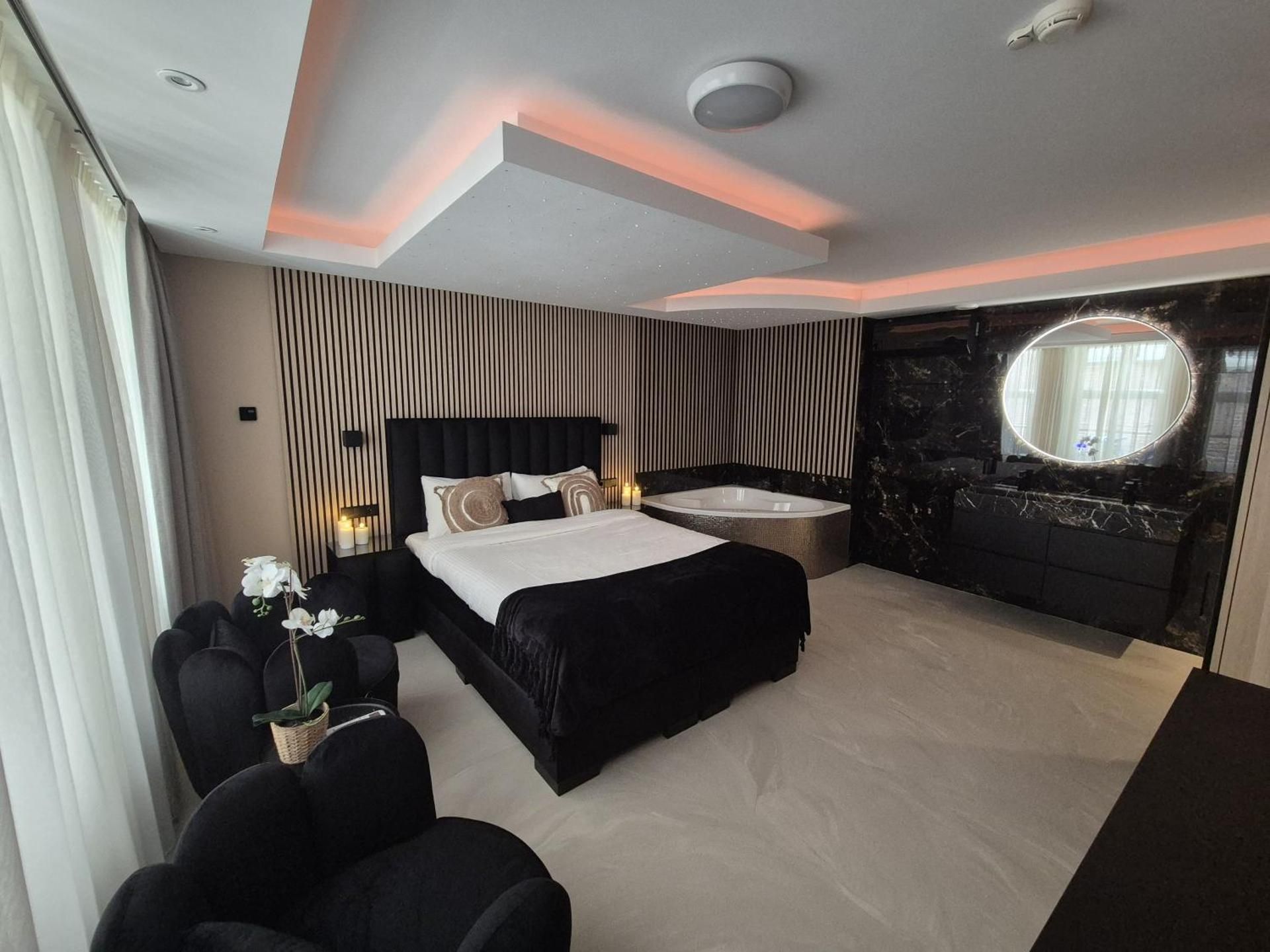 Deluxe Suite with Spa Bath
