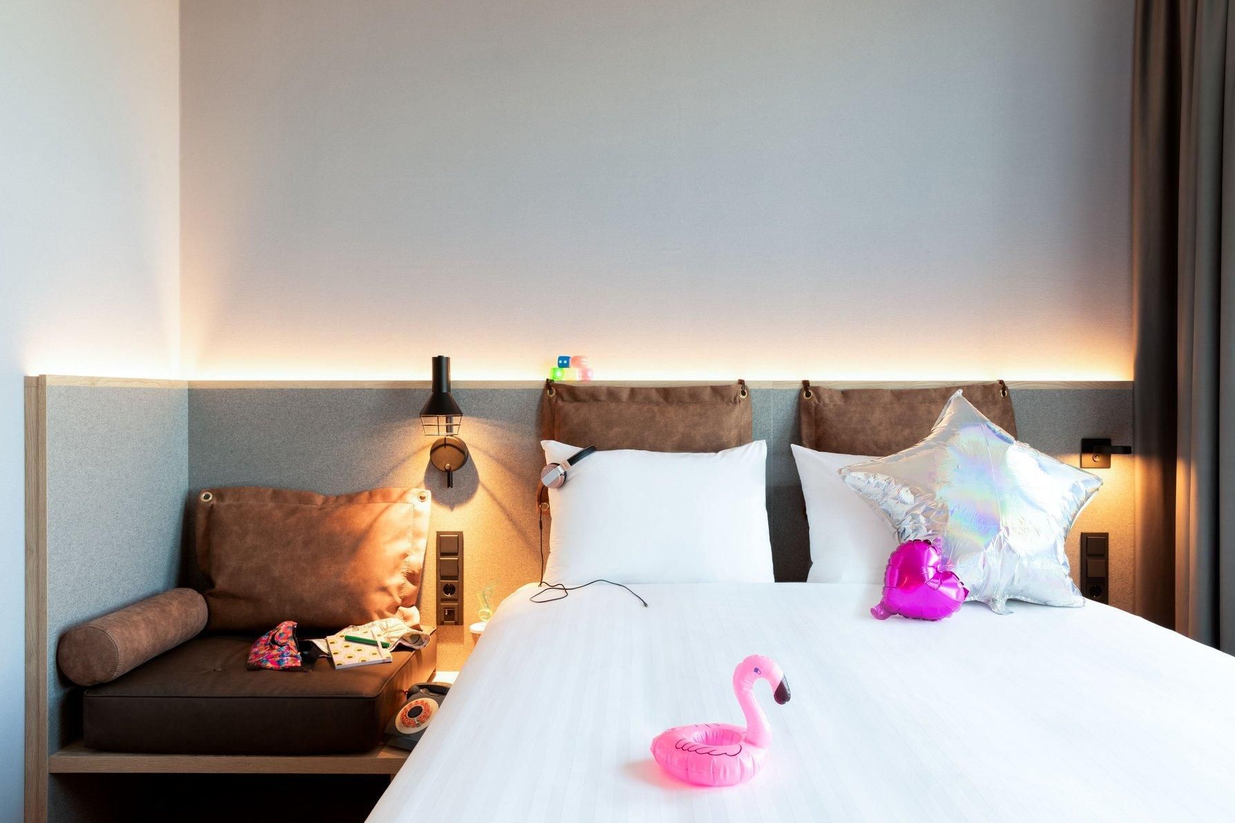 Moxy Family, Larger Guest room, 1 Queen, Sofa bed