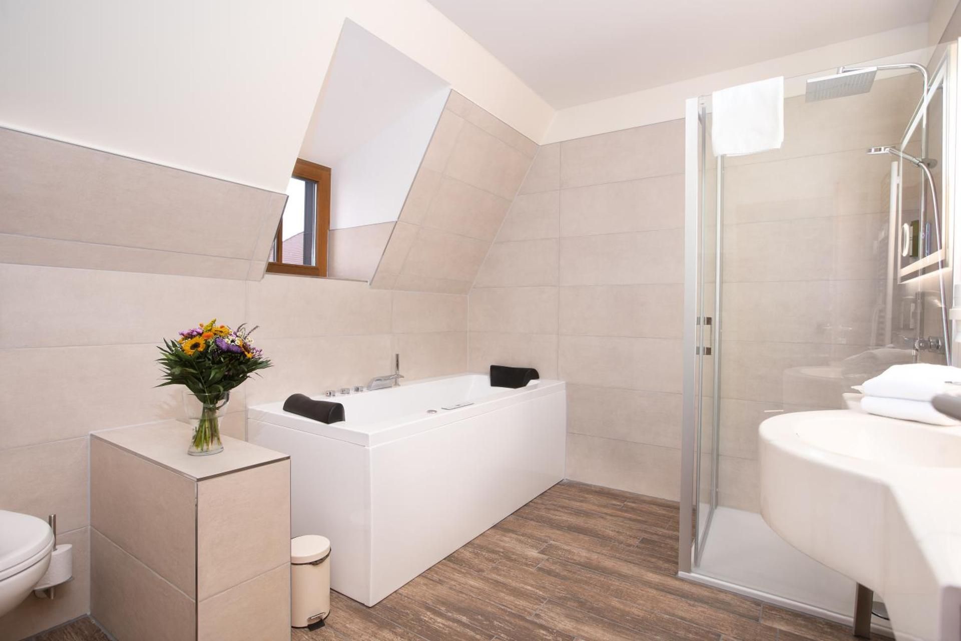 Deluxe Suite with Spa Bath