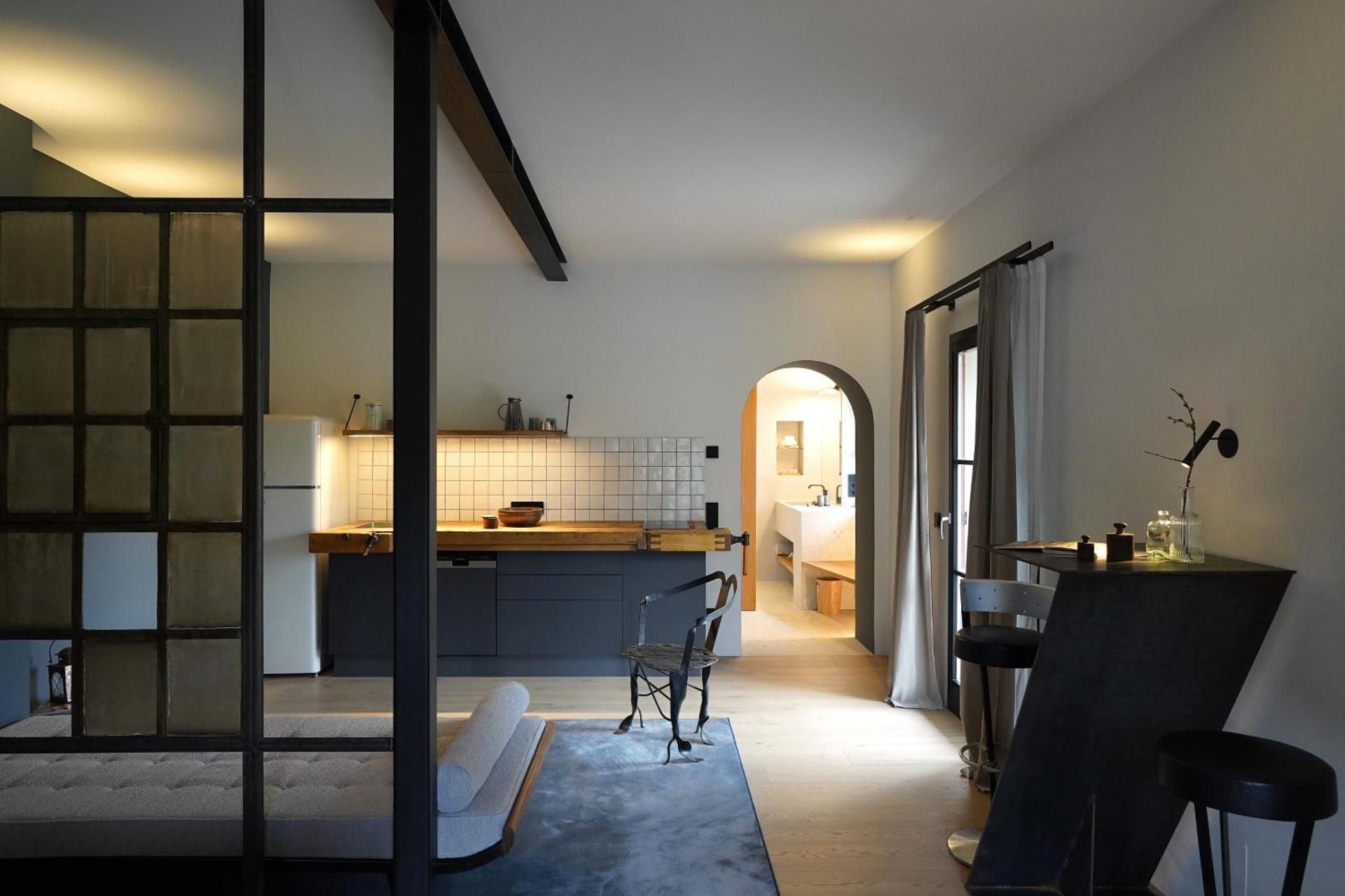 One-Bedroom Apartment with Lake View