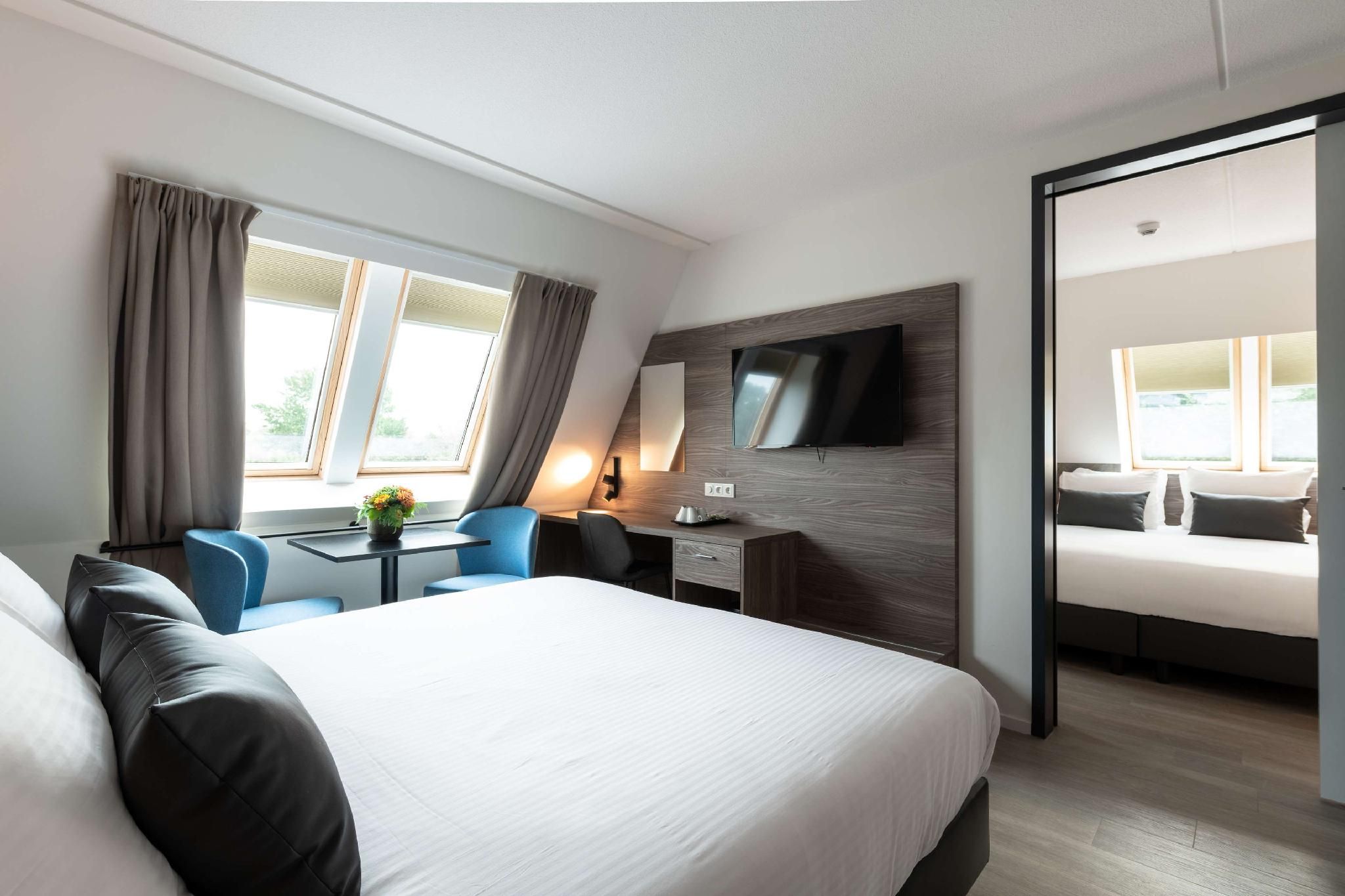 Executive Suite - 1 Double Bed 2 Single Beds