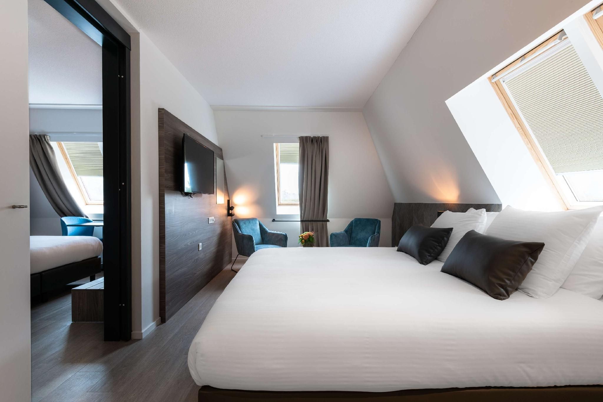 Executive Suite - 1 Double Bed 2 Single Beds