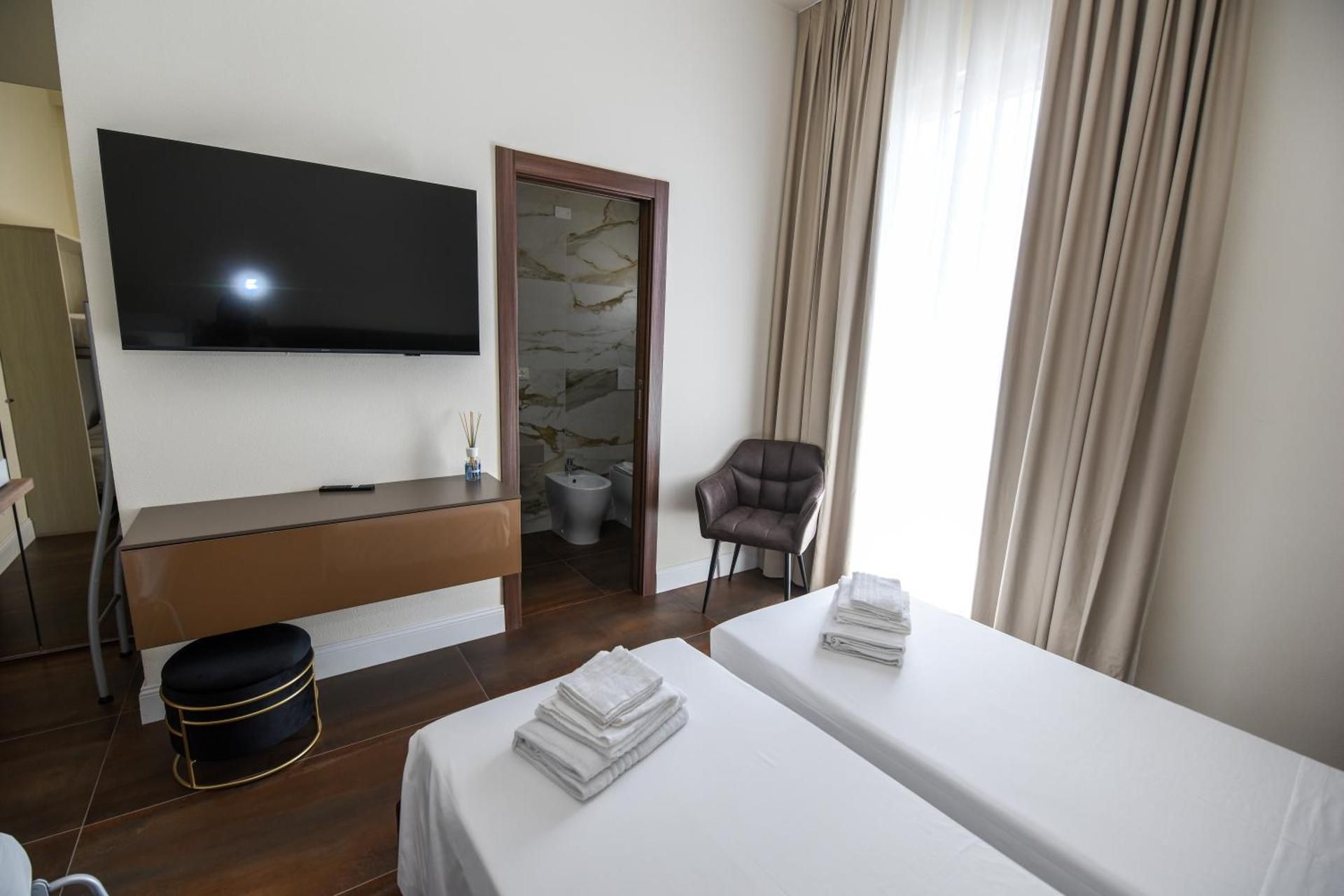 HOTEL Mirarti Quadruple Room 3