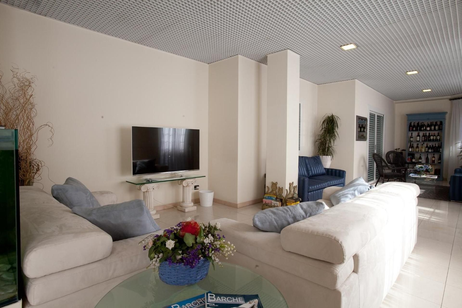 shared lounge/tv area