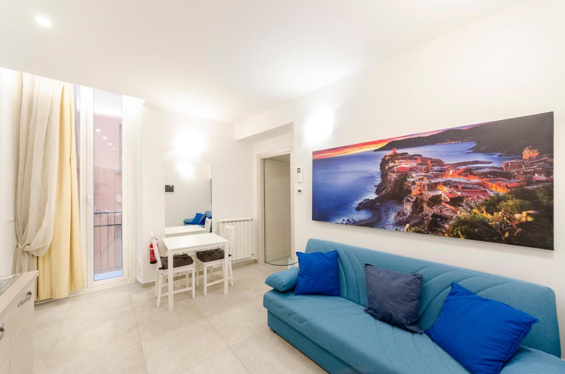 One-Bedroom Apartment with Courtyard View