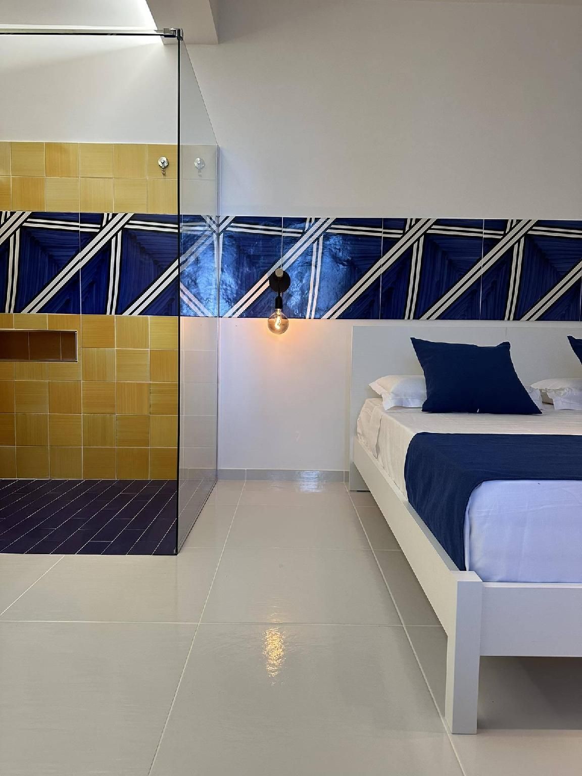 Gialla-Matrimoniale-Lusso-Bagno privato esterno-Vista mare parziale