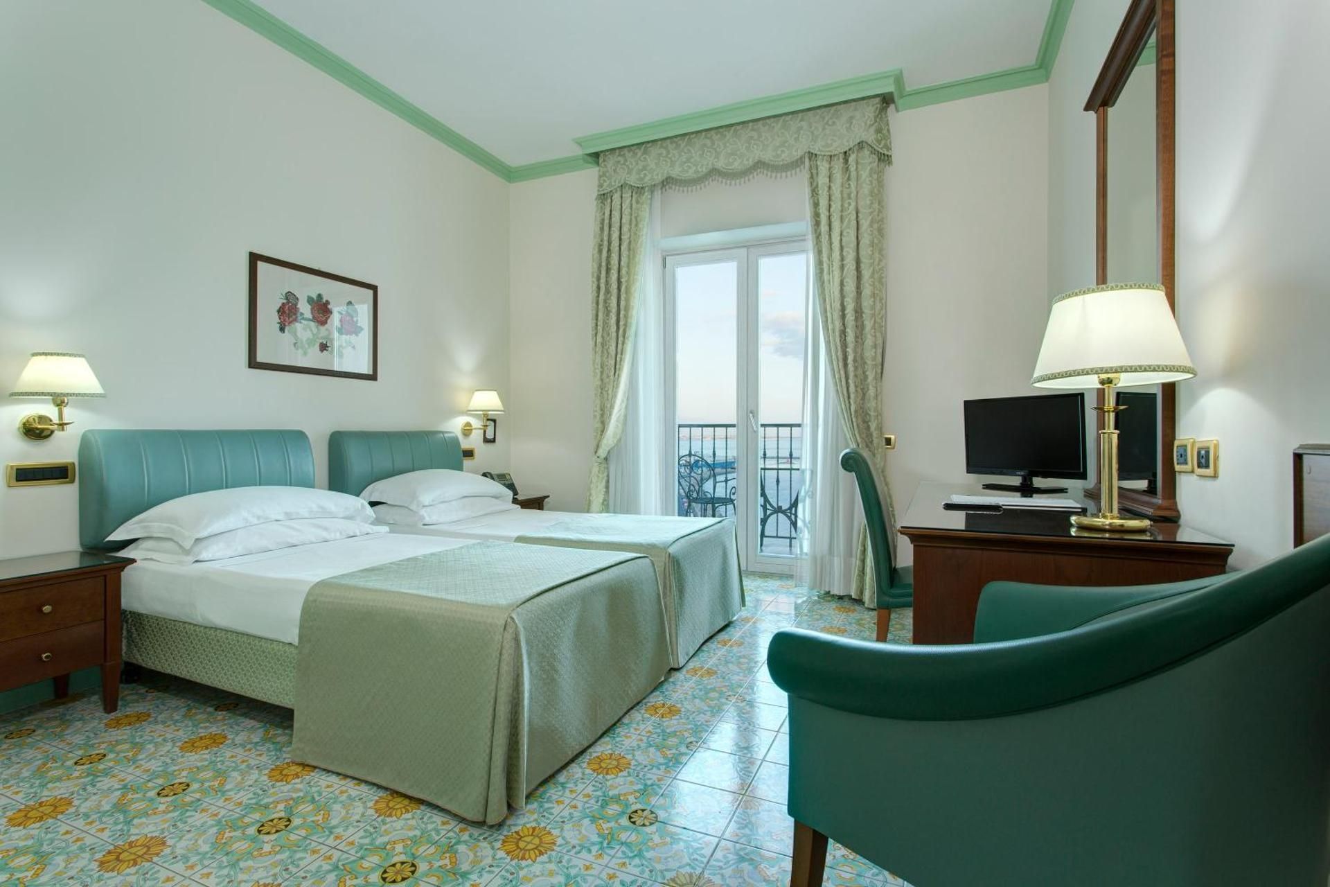 Standard Twin Room with Partial Sea View