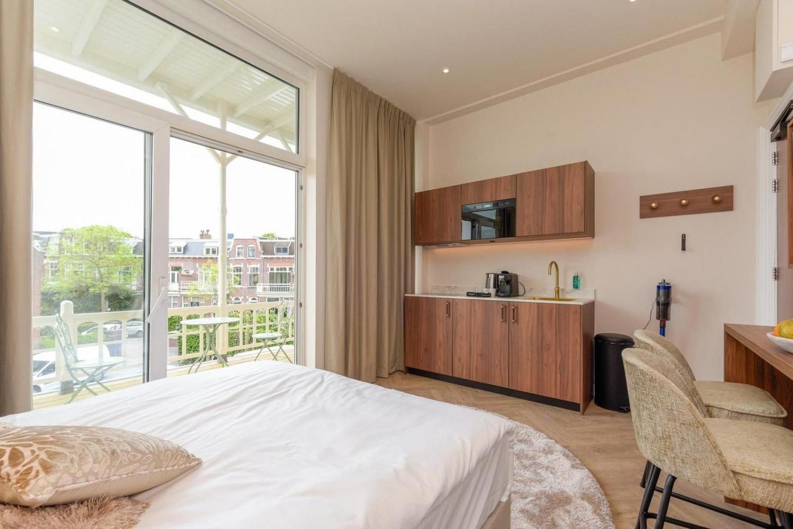 Studio Apartment with King Bed