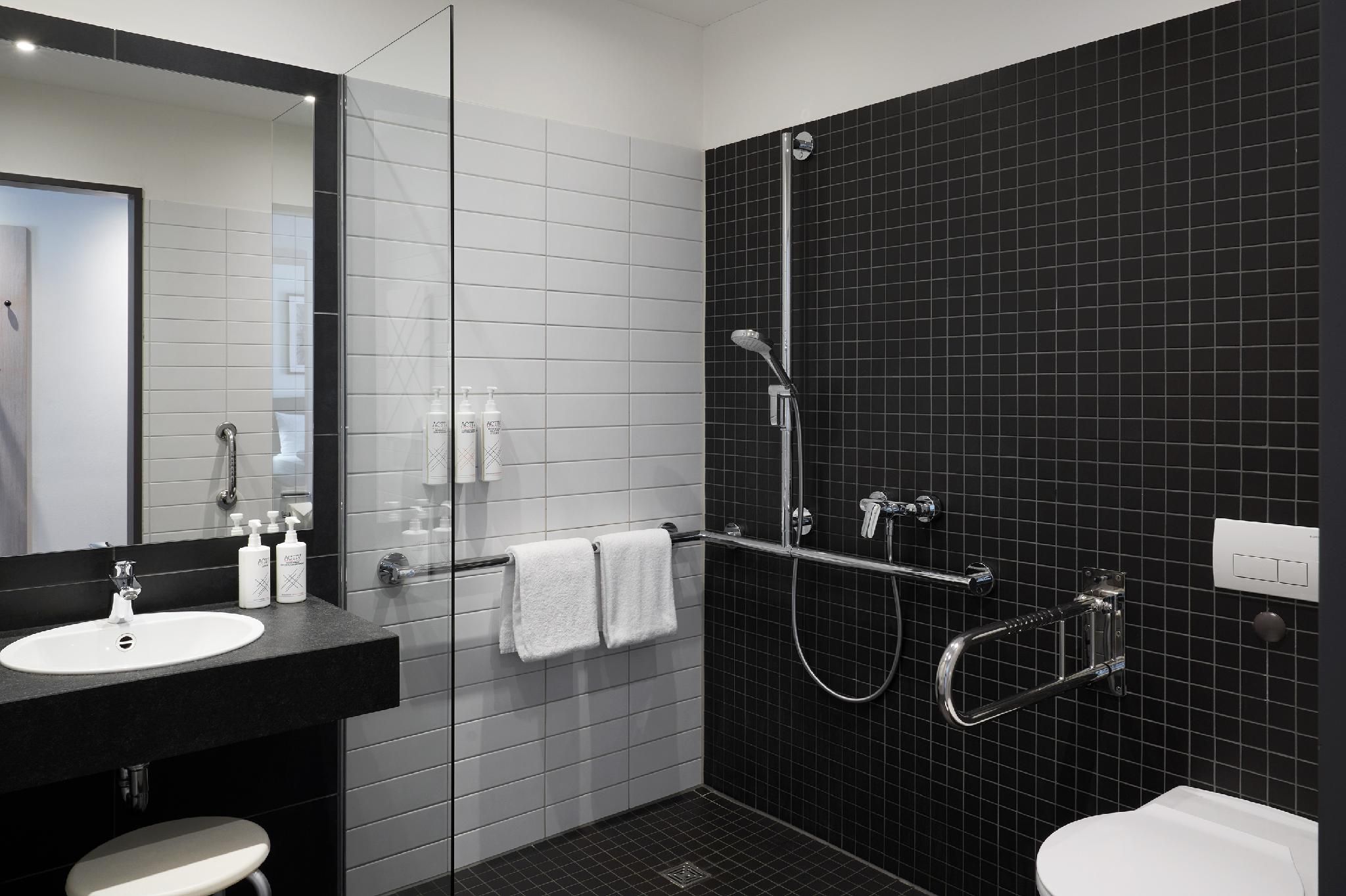 Four Points Flex by Sheraton Koblenz Accessible Standard Queen, Guest room, 1 Queen, Street view, Roll-in Shower 3