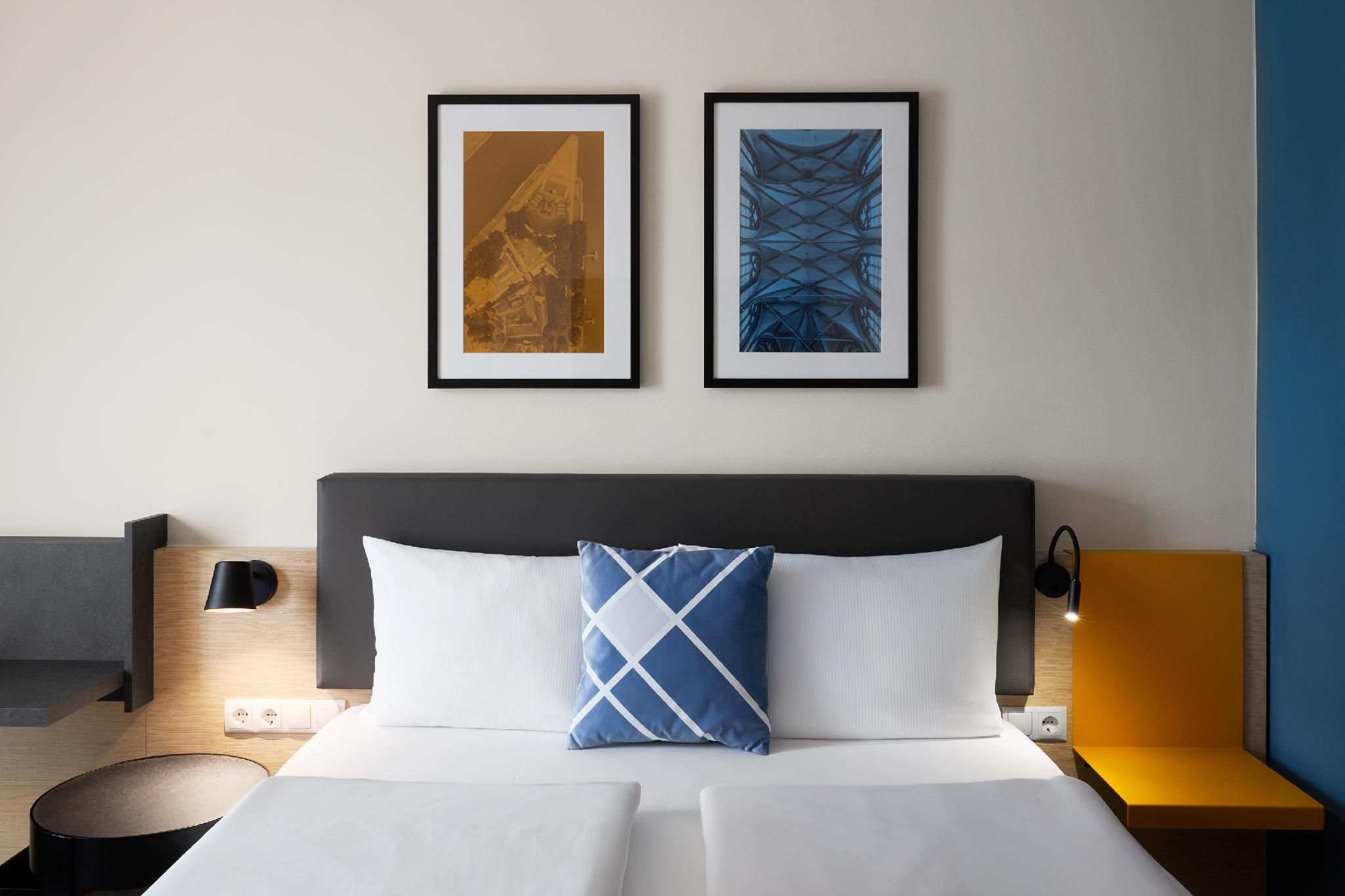 Four Points Flex by Sheraton Koblenz Accessible Standard Queen, Guest room, 1 Queen, Street view, Roll-in Shower 2