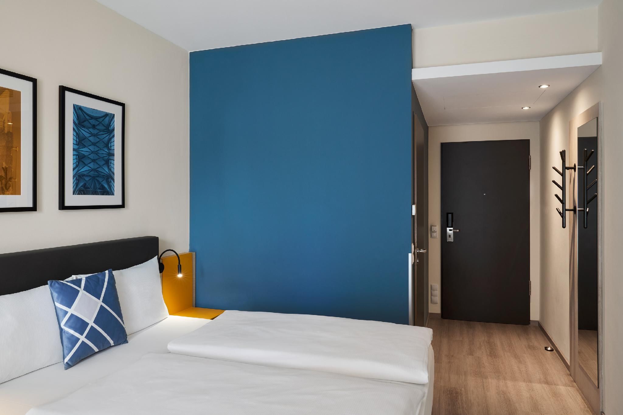 Four Points Flex by Sheraton Koblenz Accessible Standard Queen, Guest room, 1 Queen, Street view, Roll-in Shower
