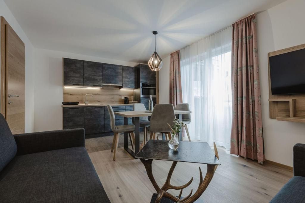 Apartment with Mountain View