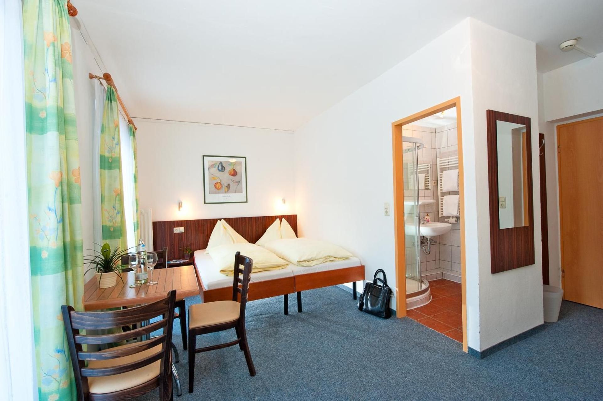 Family Room (2 Adults + 2 Children)