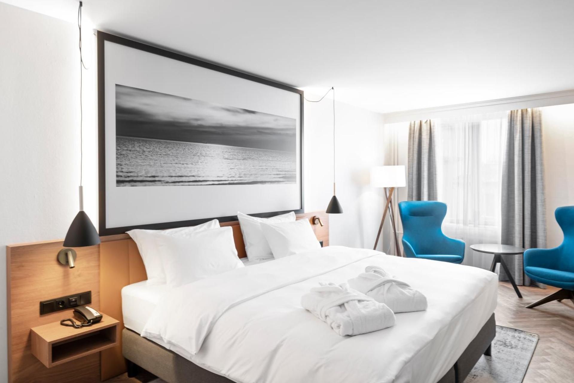 Superior room with a double or twin bed and balcony