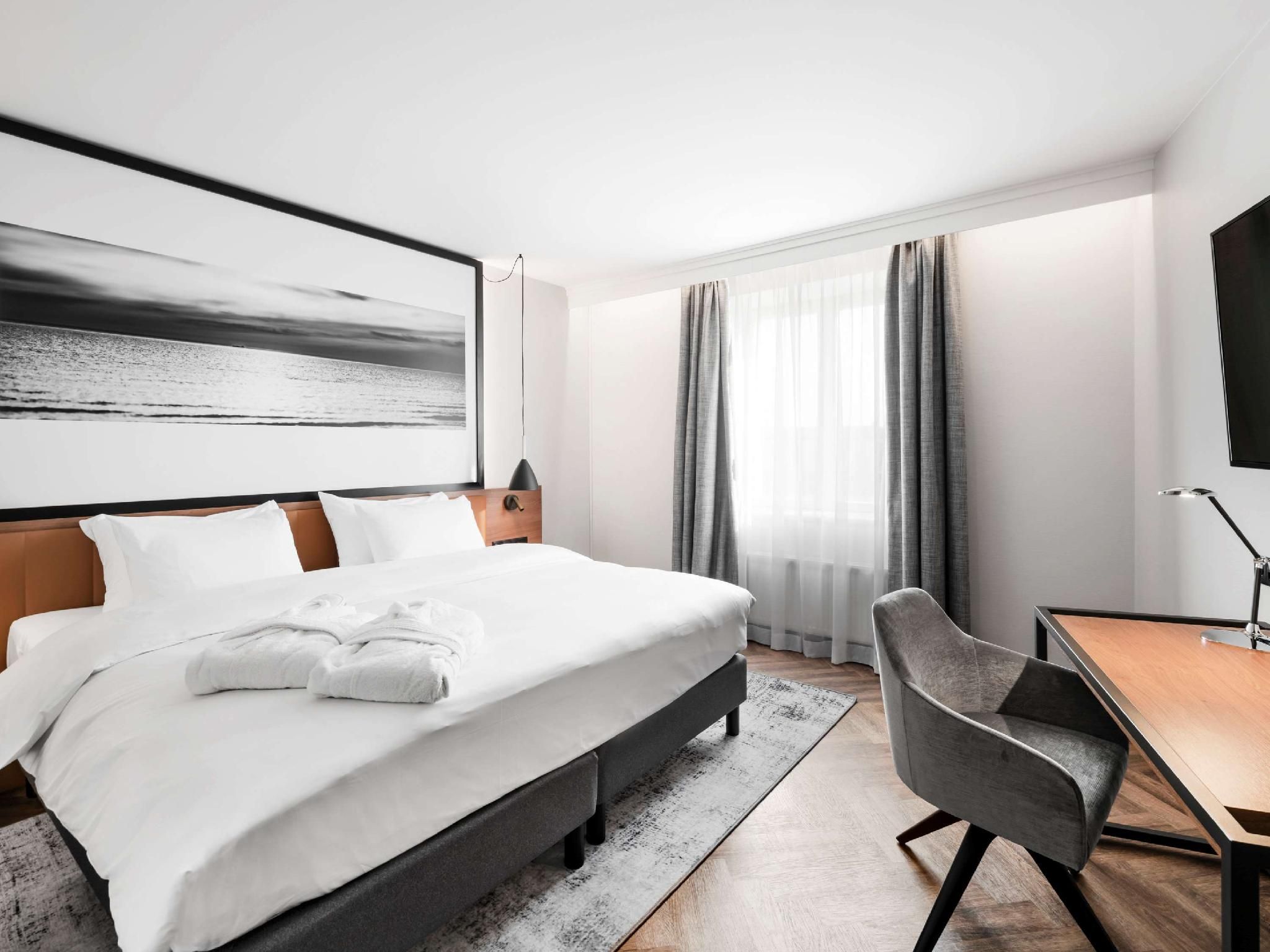 Junior Suite with a kingsize bed and a sofa