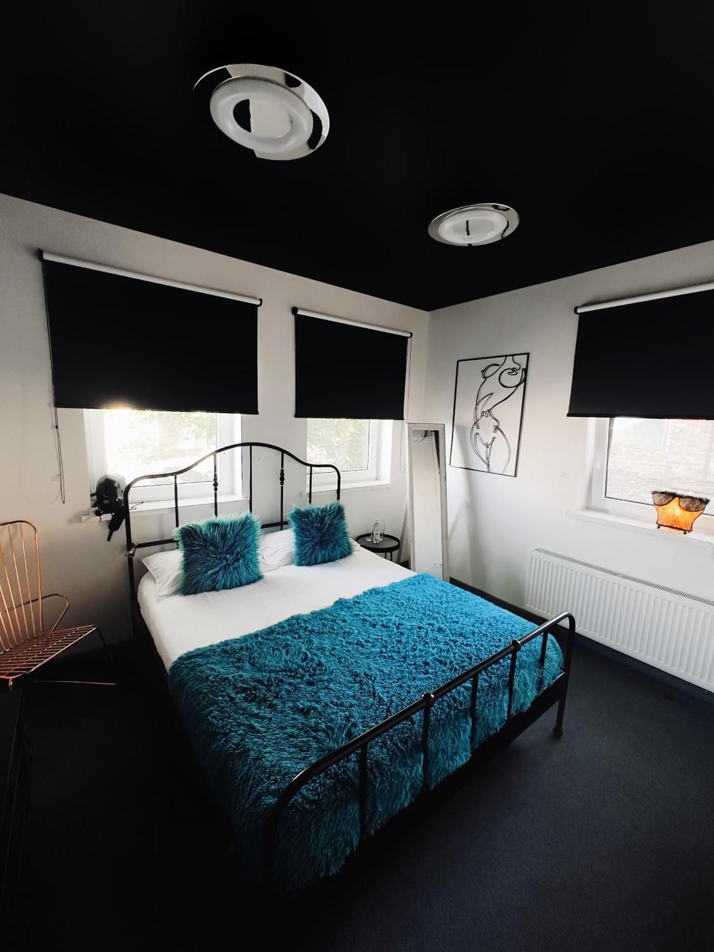 Standard Double Room - Shameless
