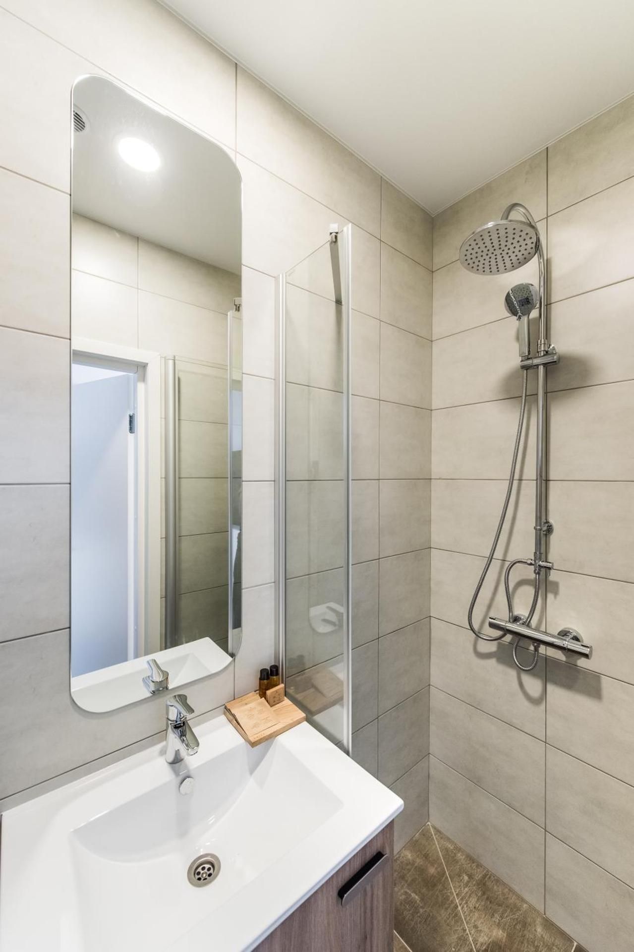 Apartment with Shower