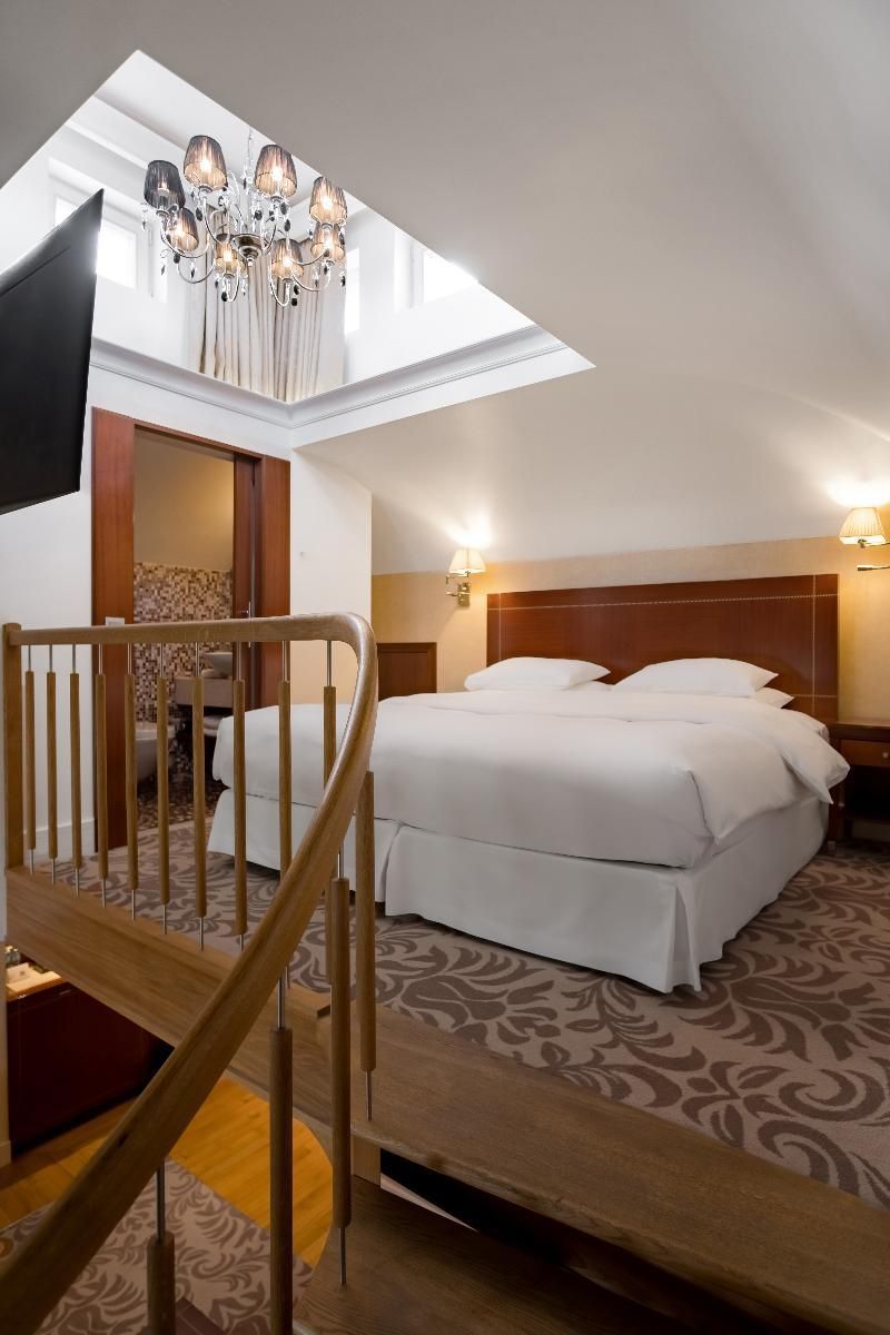 King Cupola Suite
