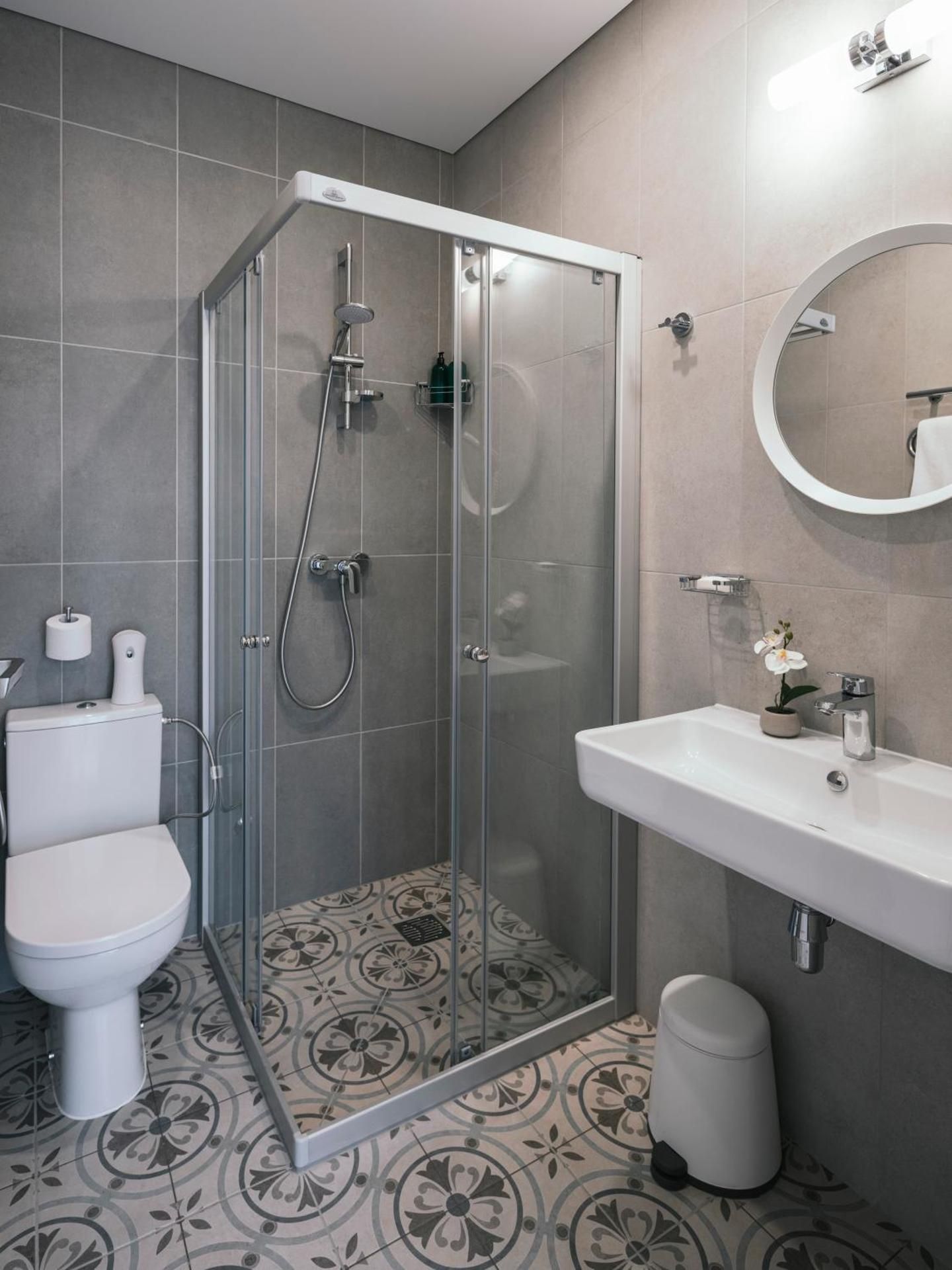 Medium Deluxe Room - Twin Beds (Private External Bathroom)