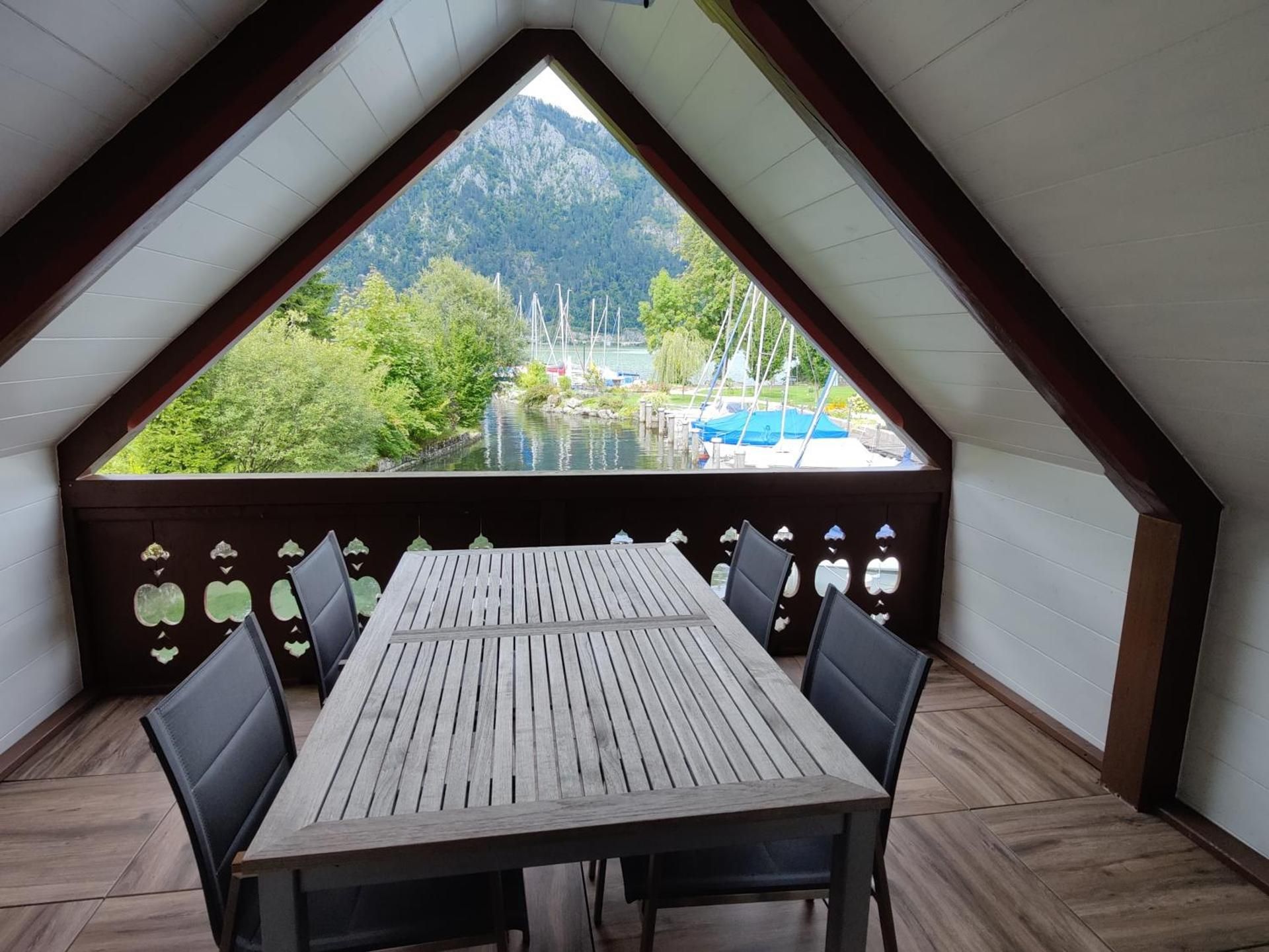 Apartment with Lake View