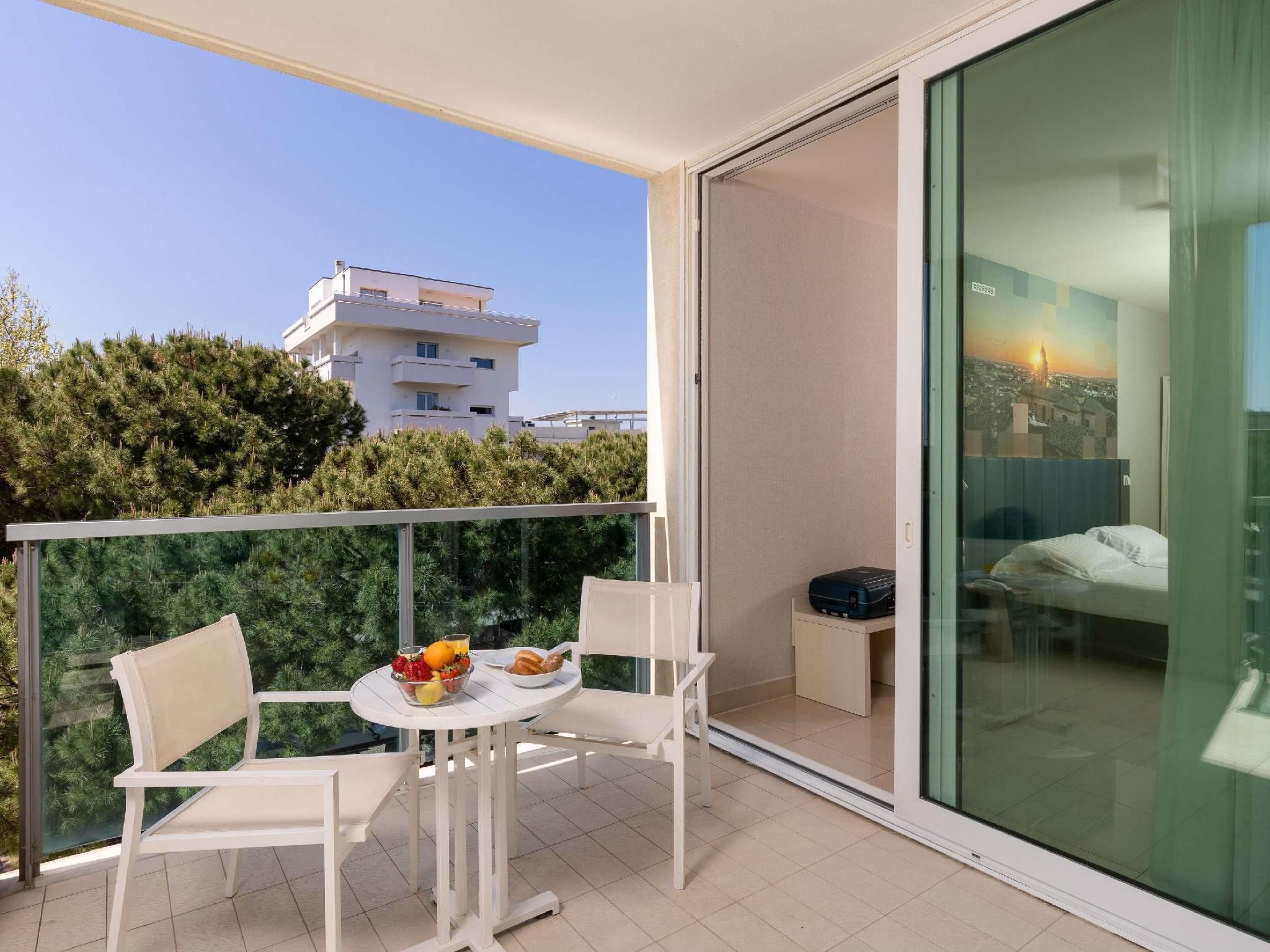 Classic Room with twin beds and a pleasant balcony with side sea view