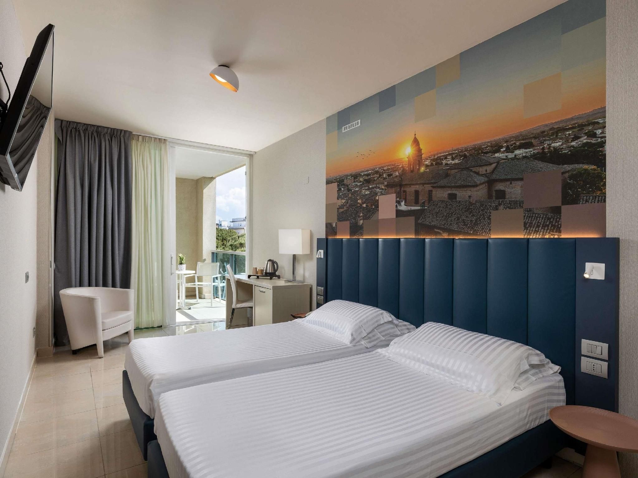 Classic Room with twin beds and a pleasant balcony with side sea view
