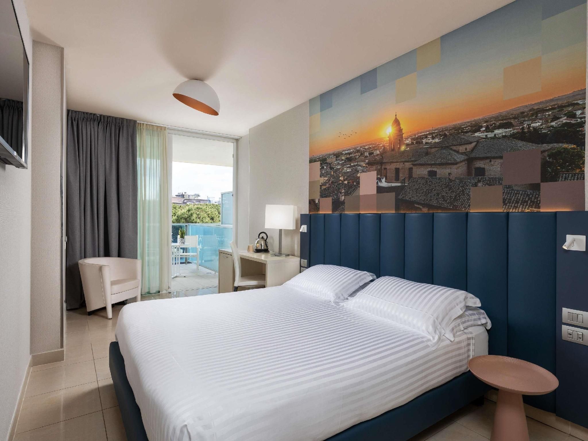 Classic Room with double bed and a pleasant balcony with side sea view