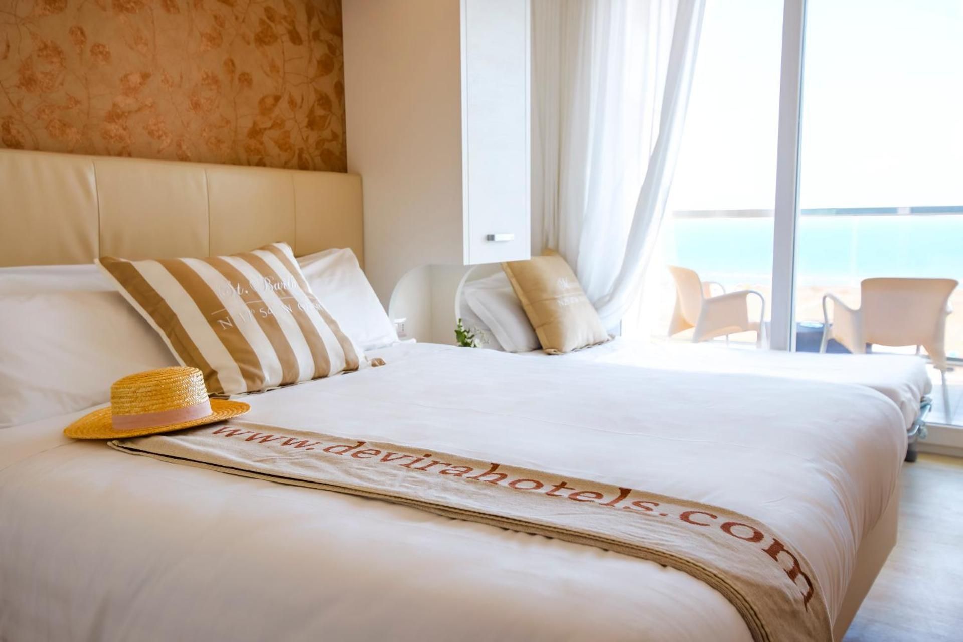 Double or Twin Room with Frontal Sea View