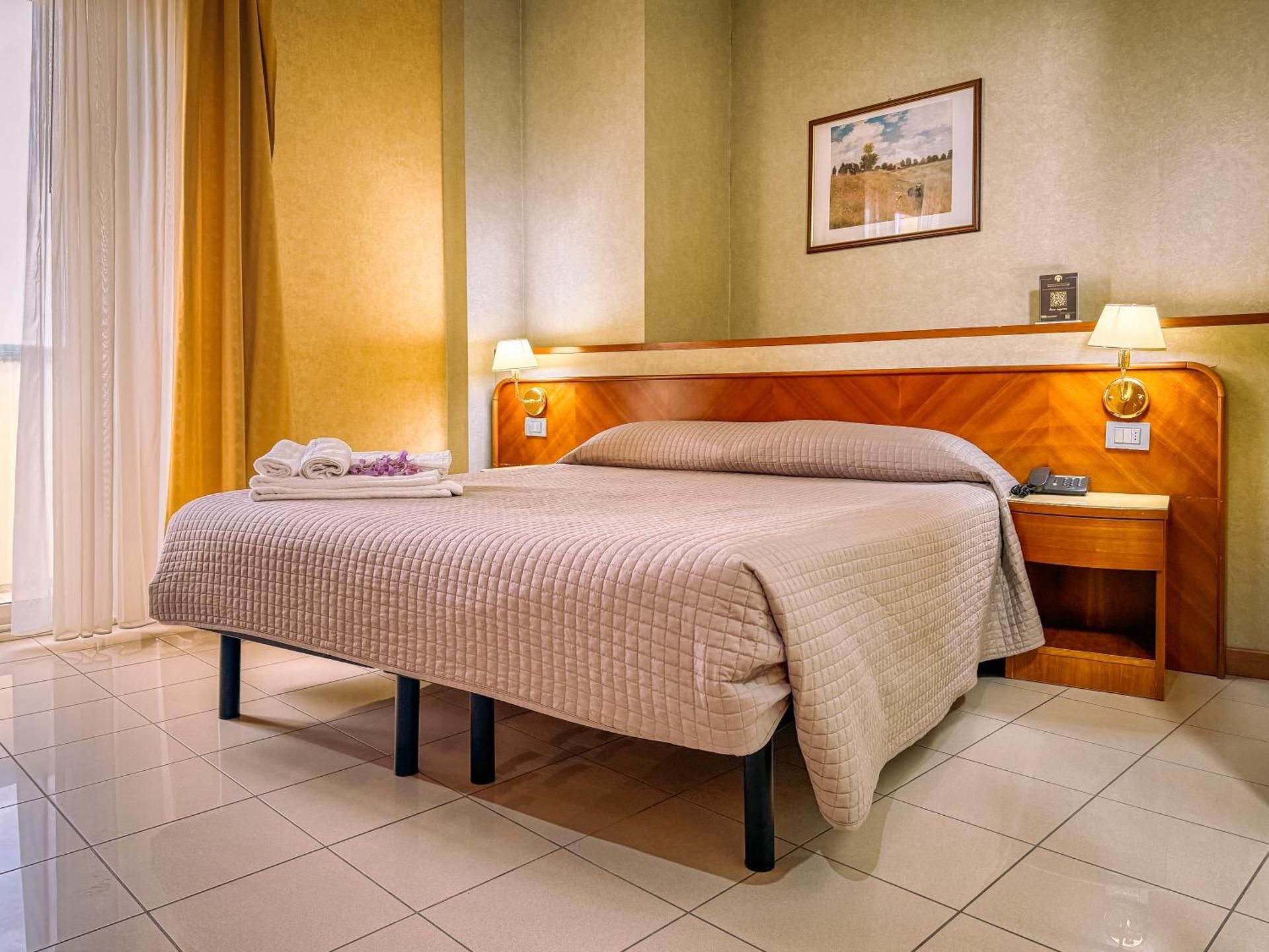 SMALL DOUBLE OR TWIN ROOM