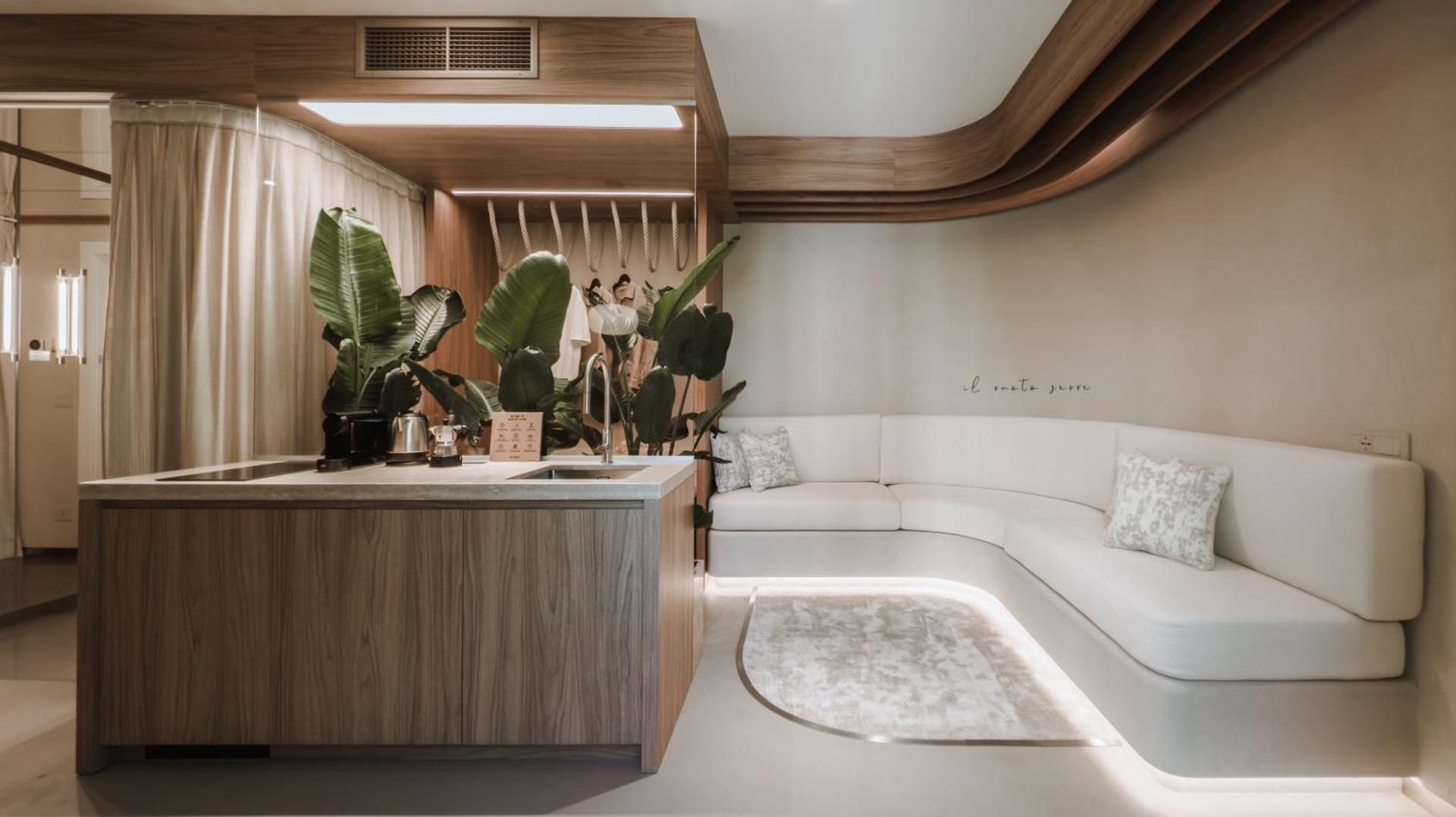 Deluxe King Suite
