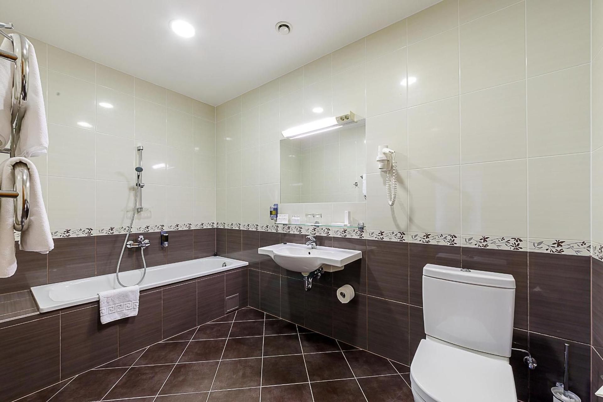 Suite with Medical Spa Treatment Program - Maxi