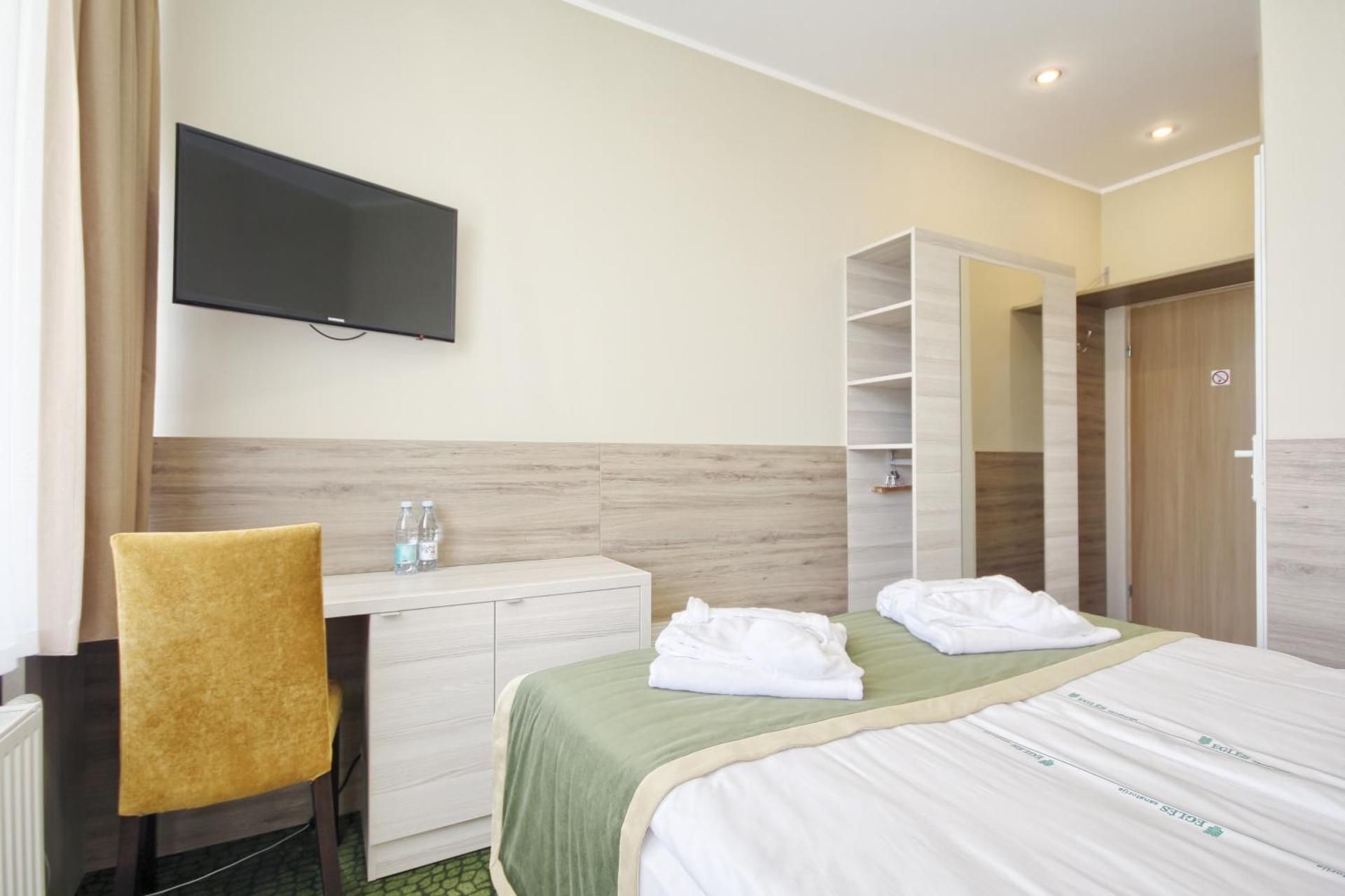 Small Double Room with Medical Spa Treatment Program – Mini