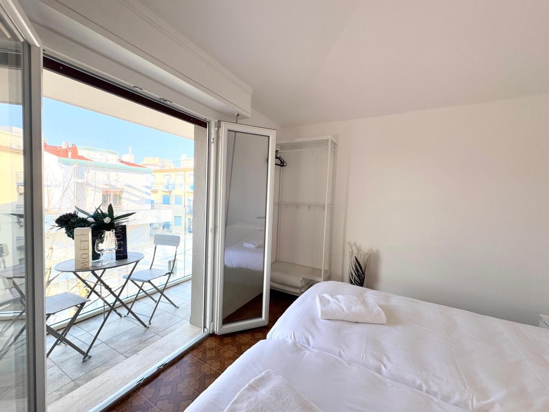 Deluxe Double Room with Side Sea View