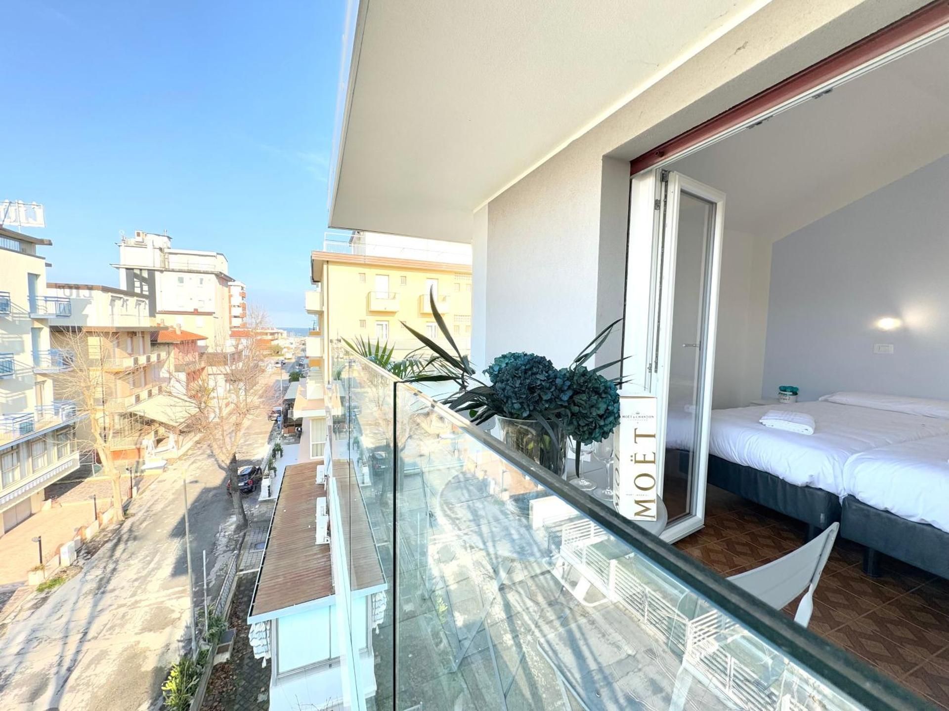 Deluxe Double Room with Side Sea View