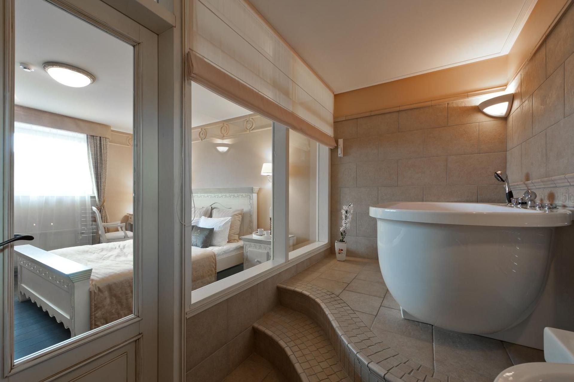 Viva Trakai Deluxe Suite with Spa Bath 3