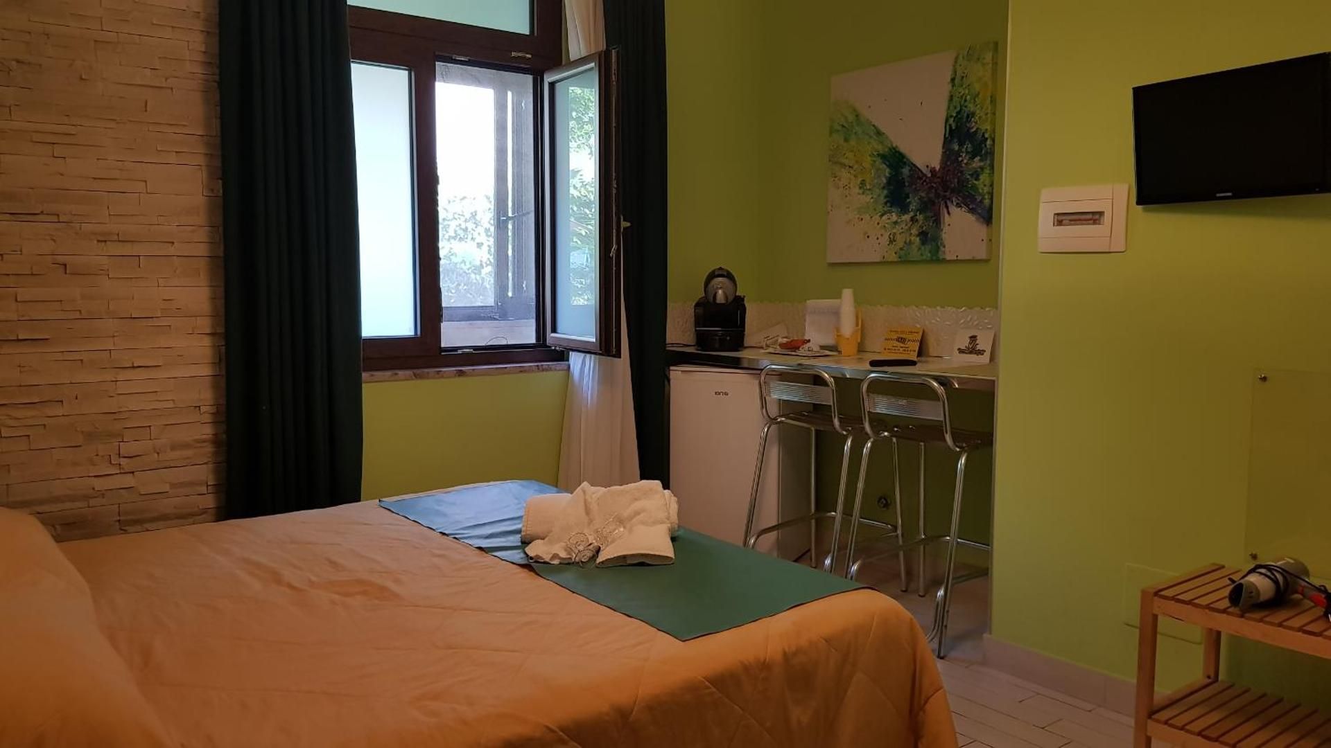 King Room with Roll-In Shower - Disability Access