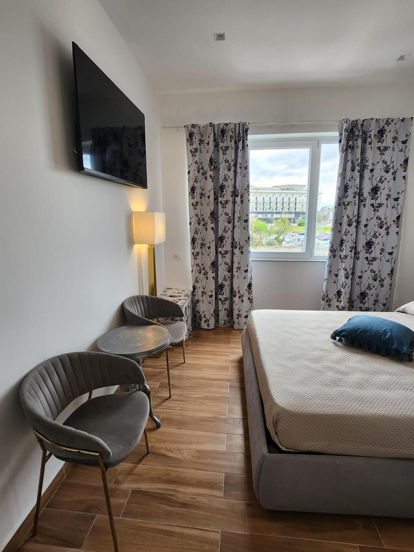 Holding House -Close train station and port Comfort Triple Room with Shower