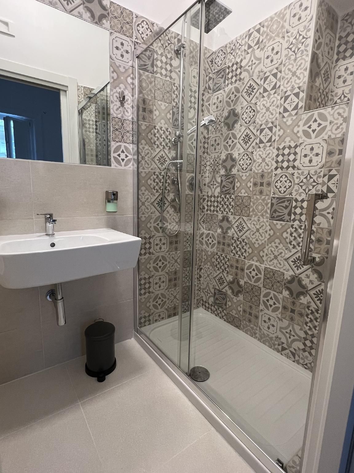 Camera doppia-Business-Bagno in camera con doccia-Vista sul cortile