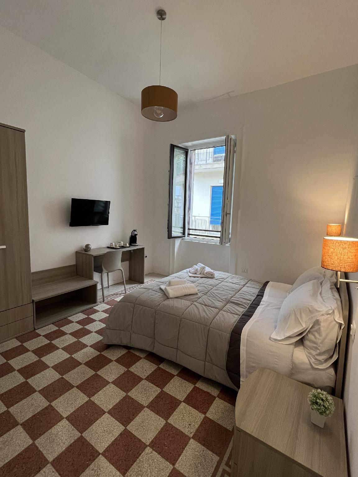 Camera doppia-Business-Bagno in camera con doccia-Vista sul cortile