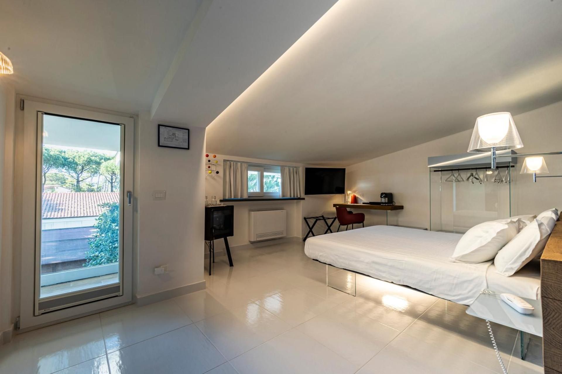 Suite with Balcony and Sea View