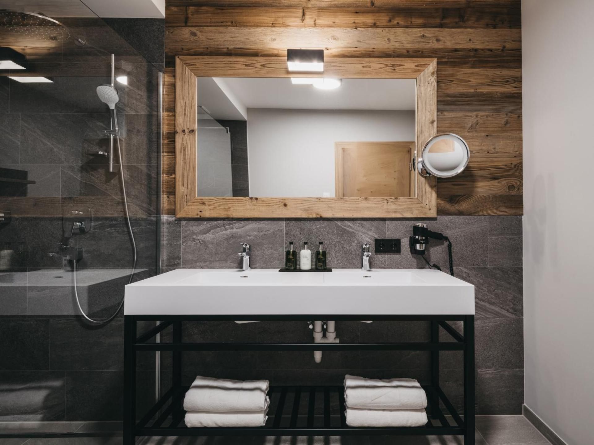 Deluxe Three-Bedroom Maisonnette Apartment